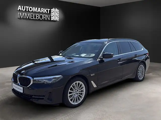 BMW 5 Series view 4