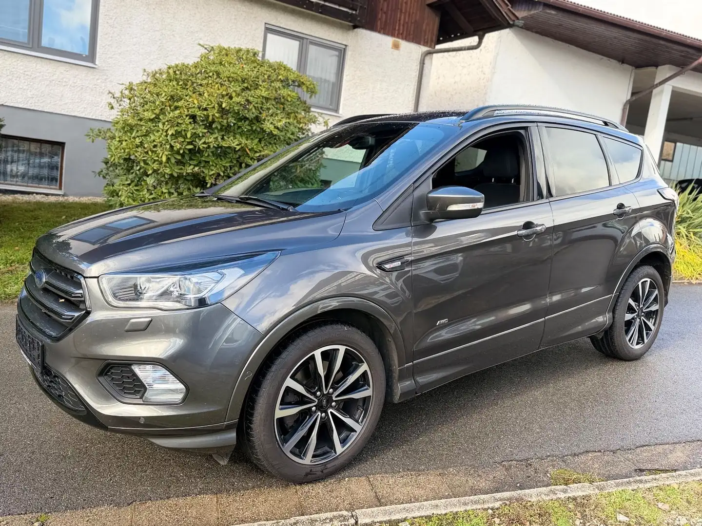 Ford Kuga ST-Line Grau - 2