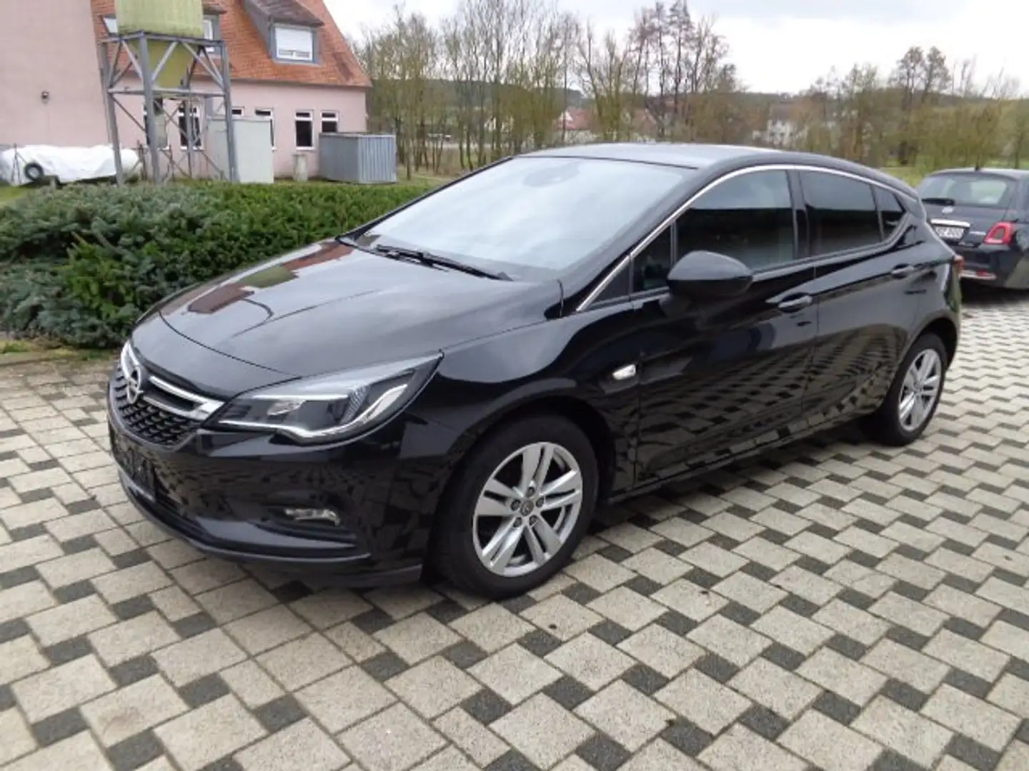 Opel Astra INNOVATION Start/Stop Schwarz - 1