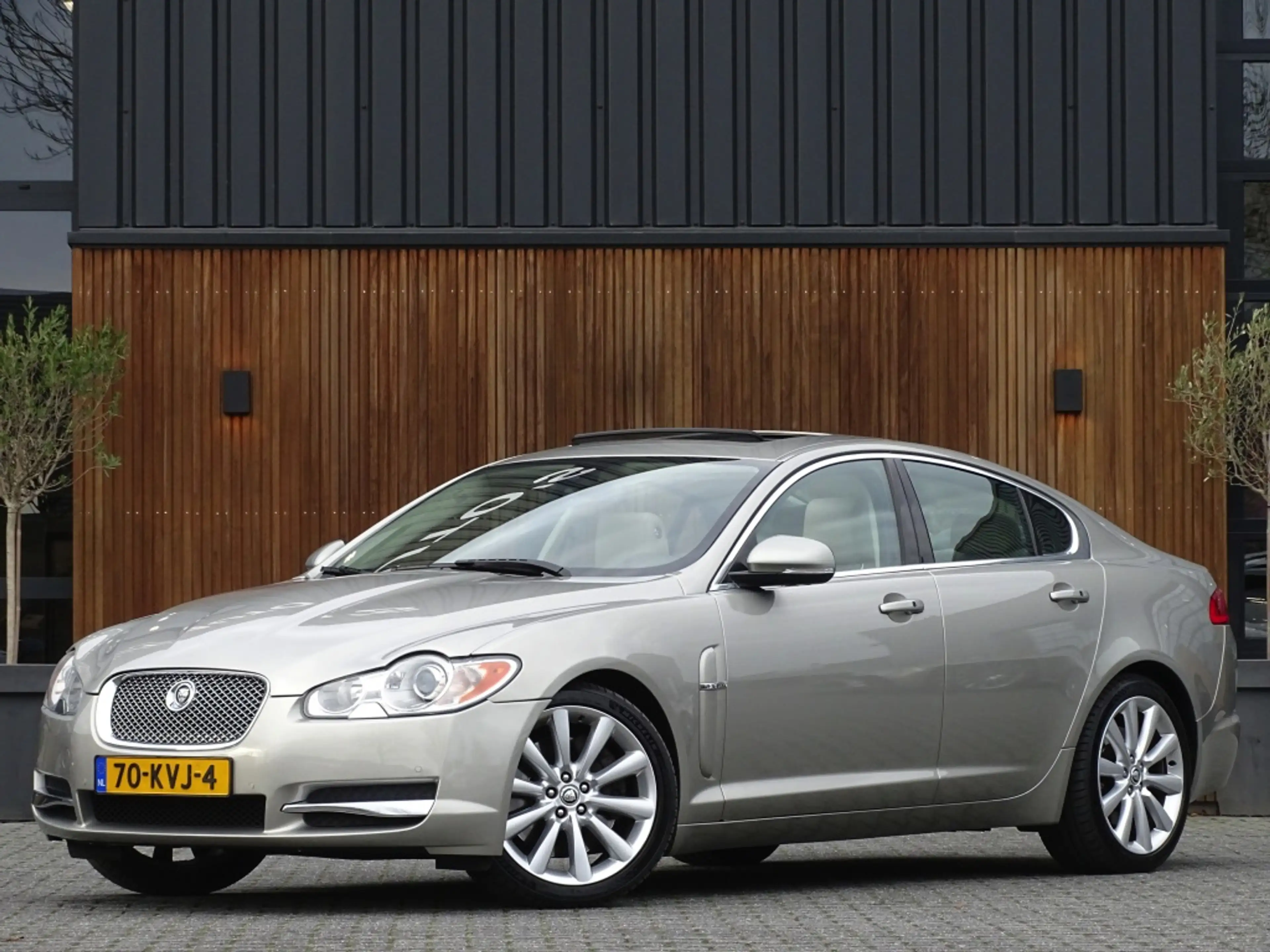 Jaguar XF 5.0 V8 385PK automaat / Portfolio / LED *NAP*