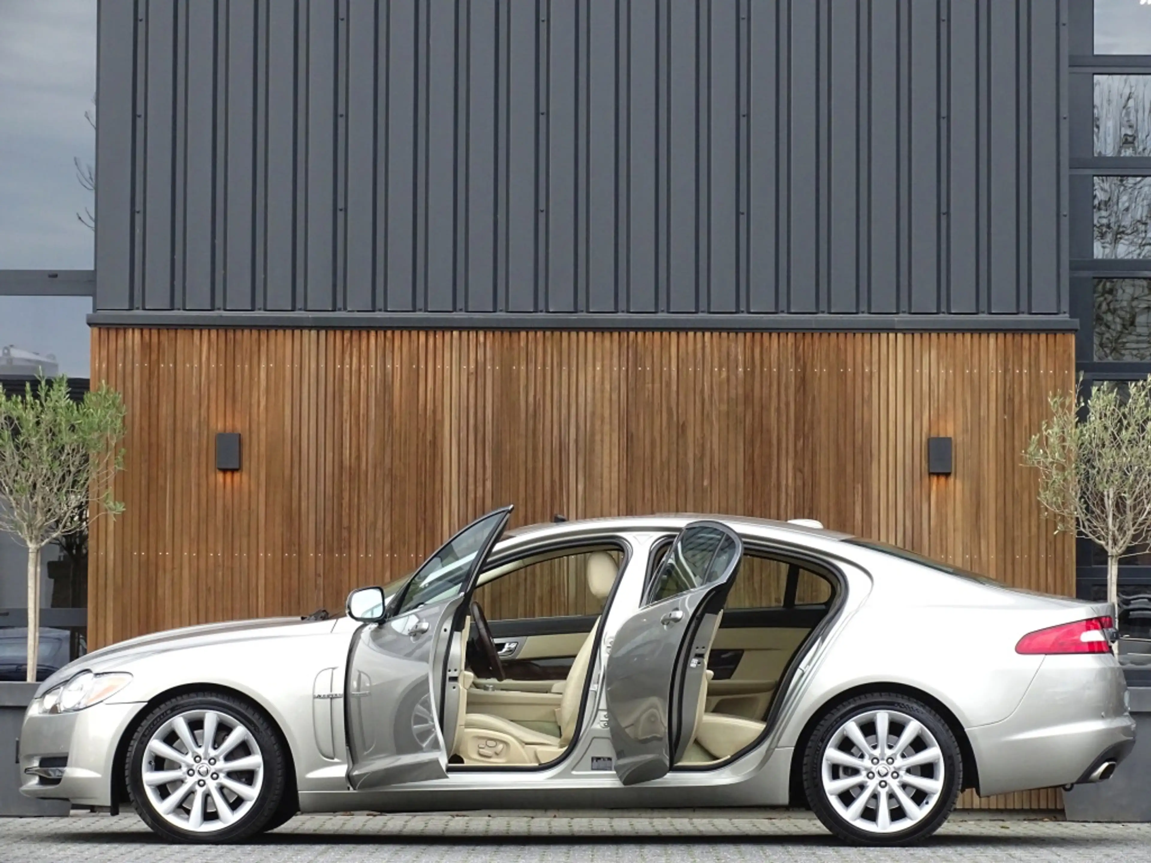 Jaguar XF 5.0 V8 385PK automaat / Portfolio / LED *NAP* — photo 6
