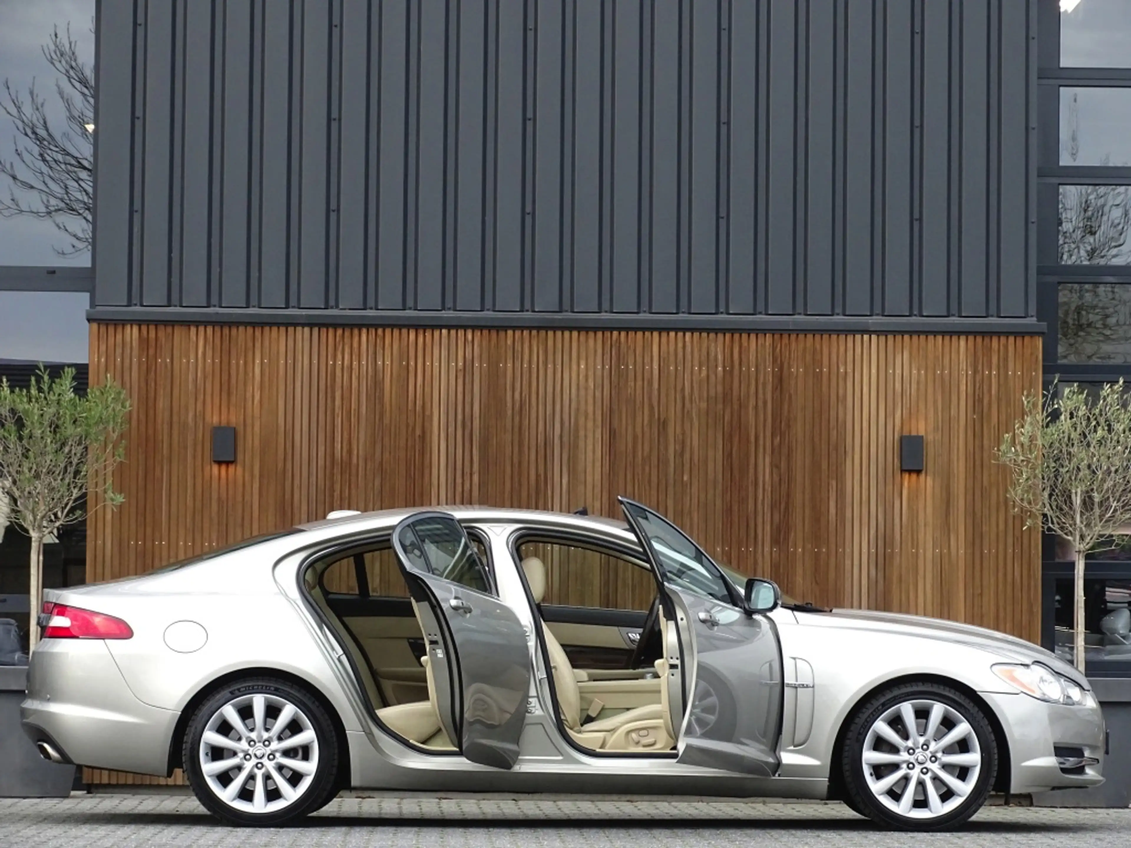 Jaguar XF 5.0 V8 385PK automaat / Portfolio / LED *NAP* — photo 4