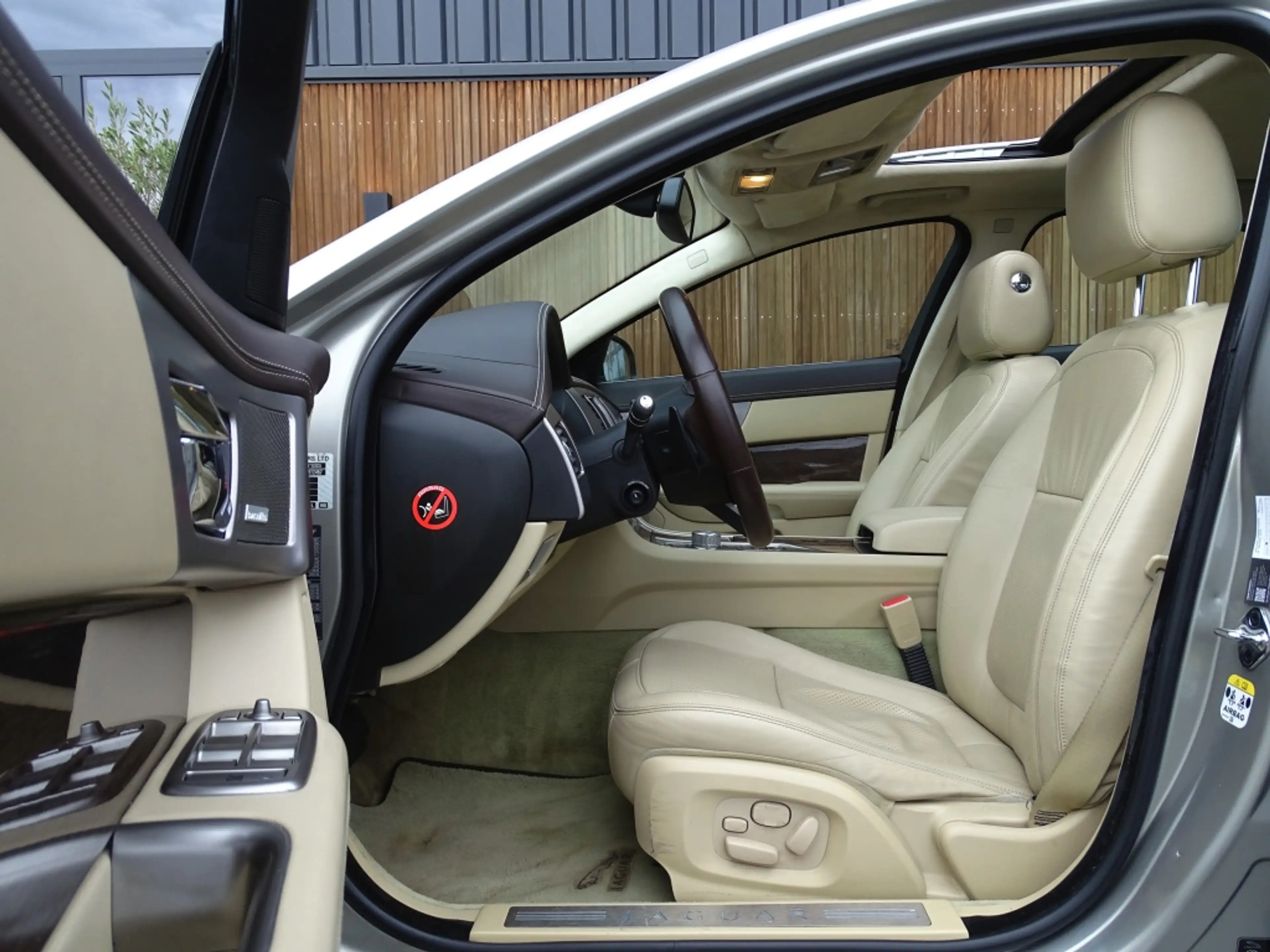 Jaguar XF 5.0 V8 385PK automaat / Portfolio / LED *NAP* — photo 15
