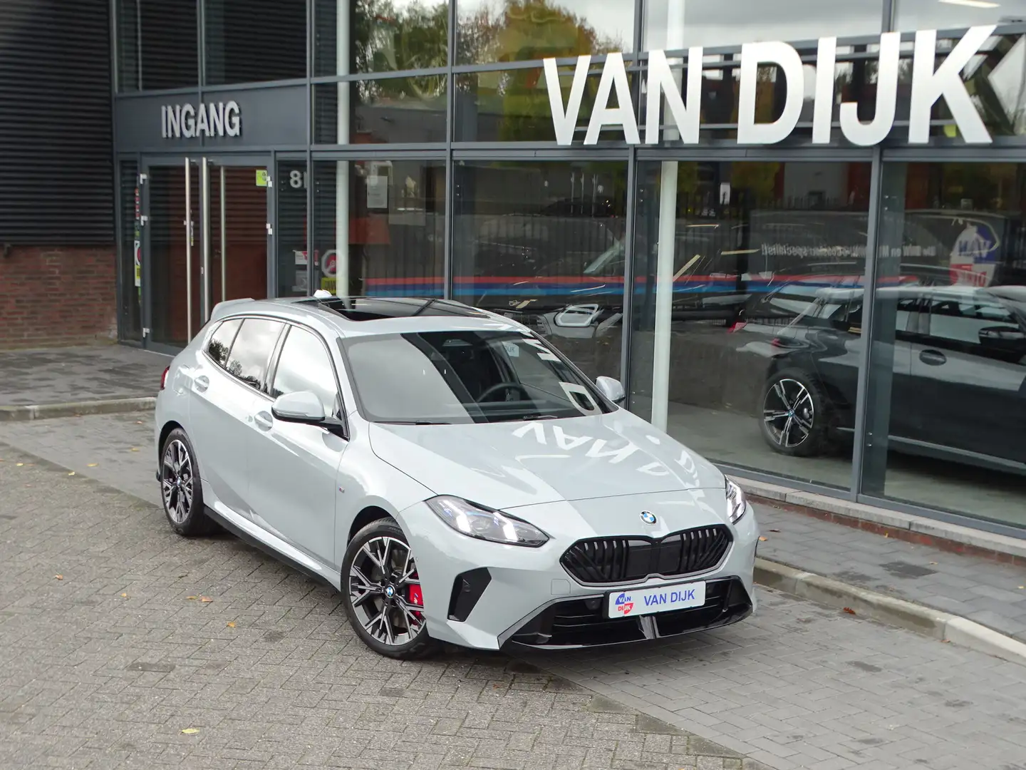 BMW 120 1-serie 120I M Sportpakket Pro. Afn.Trekhaak Pano. Grijs - 2