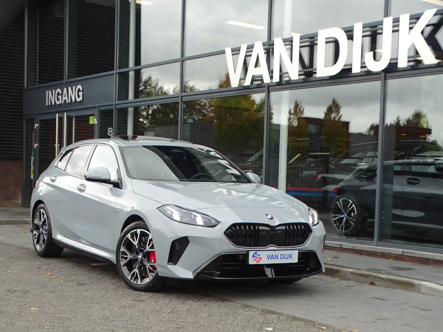 BMW 120 1-serie 120I M Sportpakket Pro. Afn.Trekhaak Pano. Grijs - 1