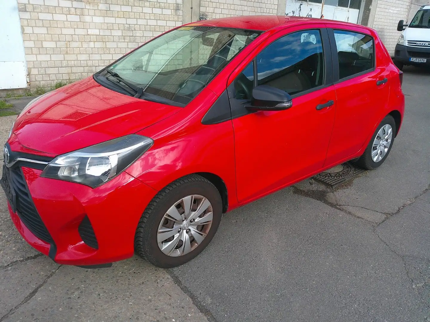 Toyota Yaris 1,0-l-Dual-VVT-i Edition-S Rot - 2