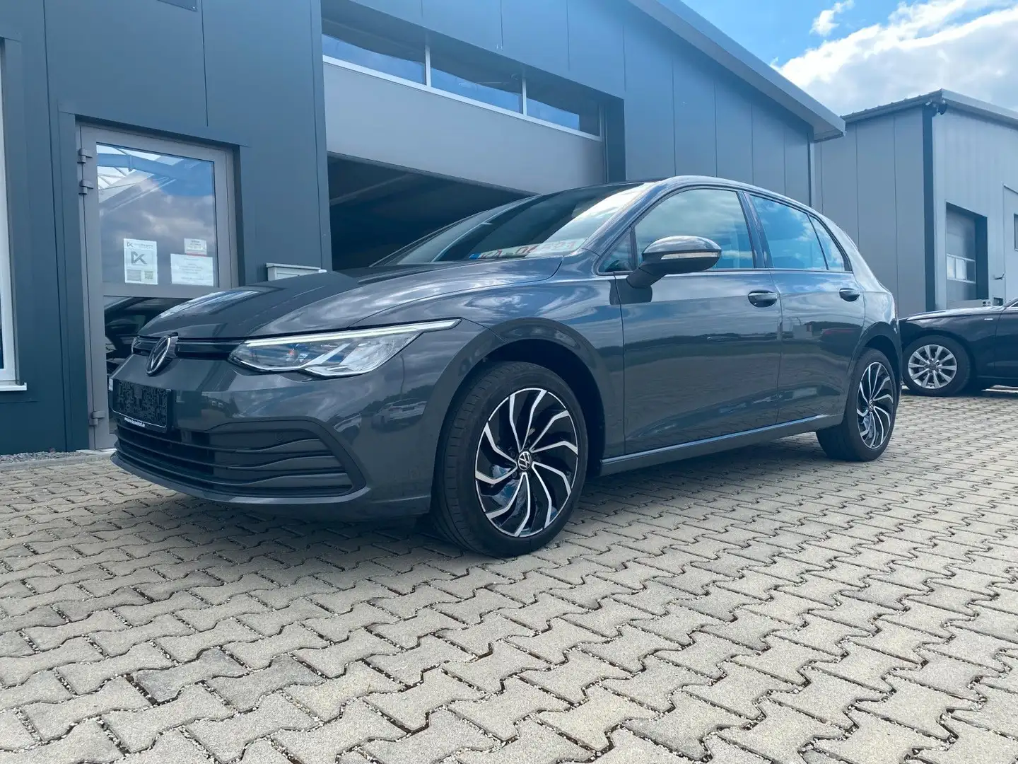 Volkswagen Golf VIII Lim. Life 2.0TDI /DSG/AHK/SP-SITZE/17" Grau - 1