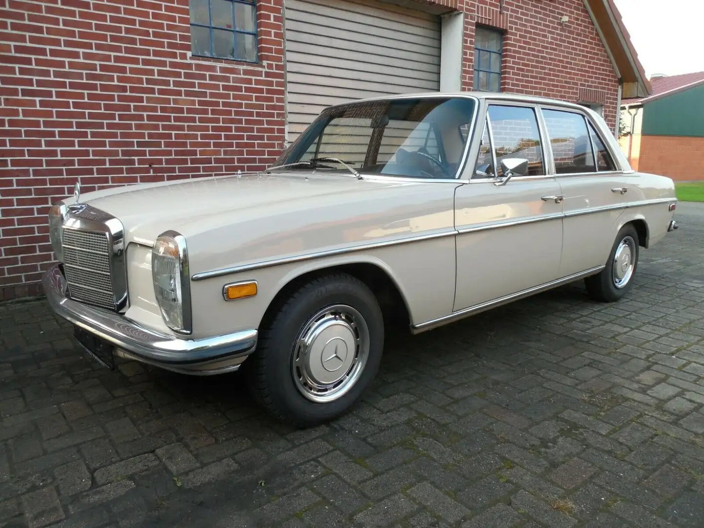 Mercedes-Benz 220 Diesel /8 -W115 - traumhafter Zustand Beige - 1