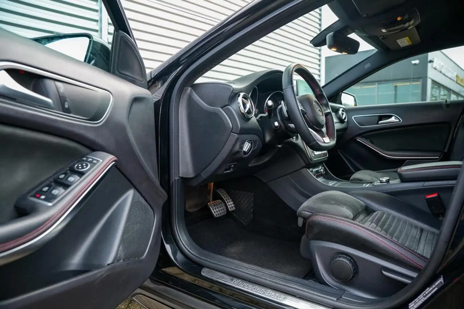 Mercedes-Benz GLA 180 ALLBLACK**** GLA 180 Night packet Zwart - 1