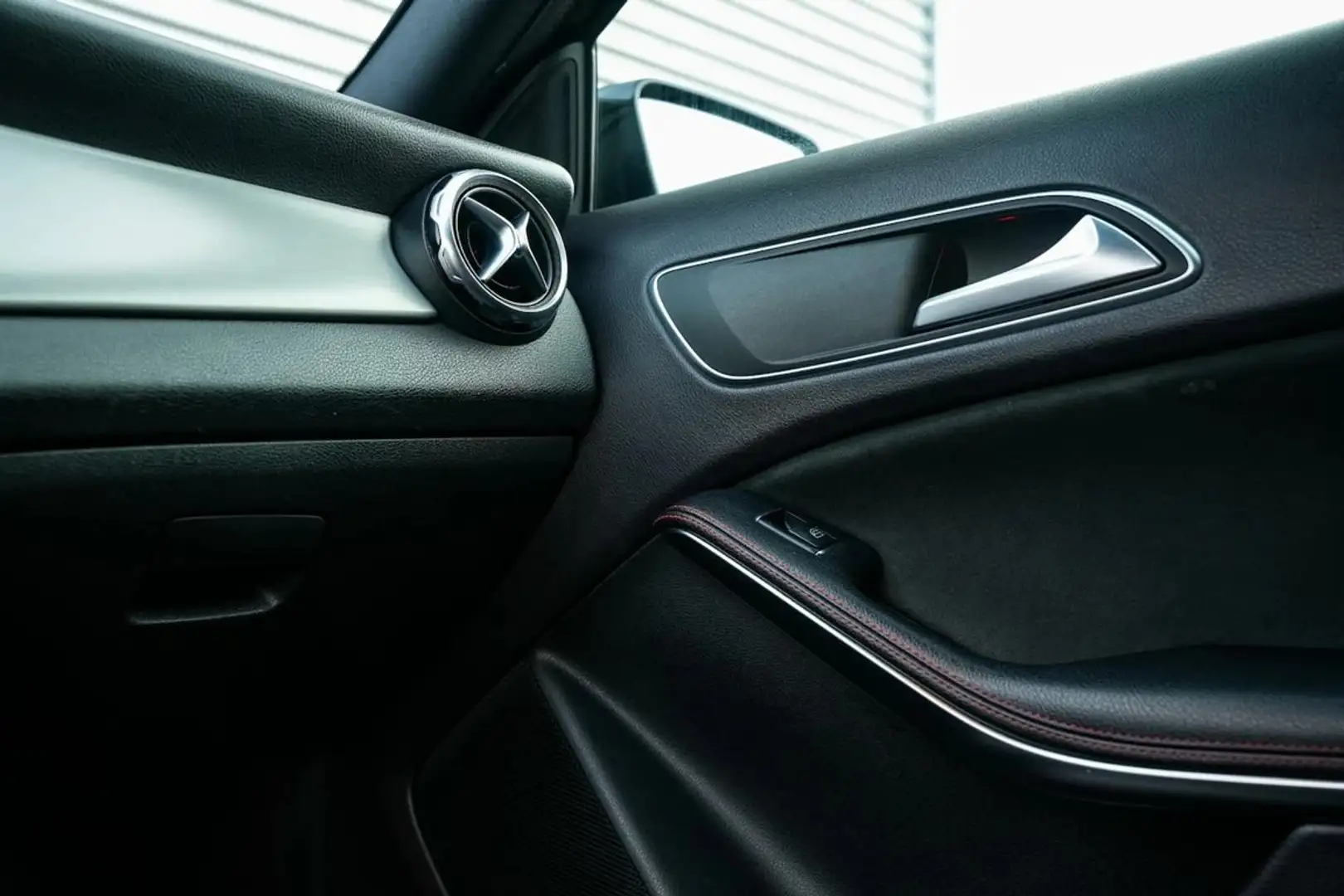 Mercedes-Benz GLA 180 ALLBLACK**** GLA 180 Night packet Zwart - 2