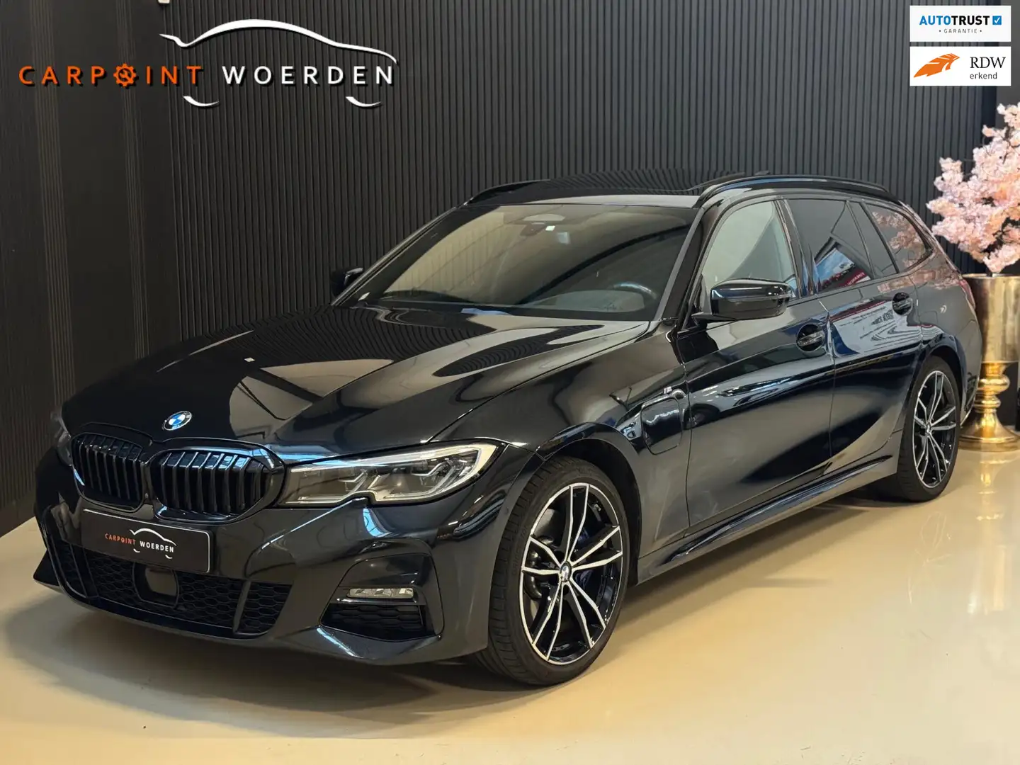 BMW 330 3-serie Touring 330e xDrive M-Sport | ALLE OPTIES! Zwart - 1