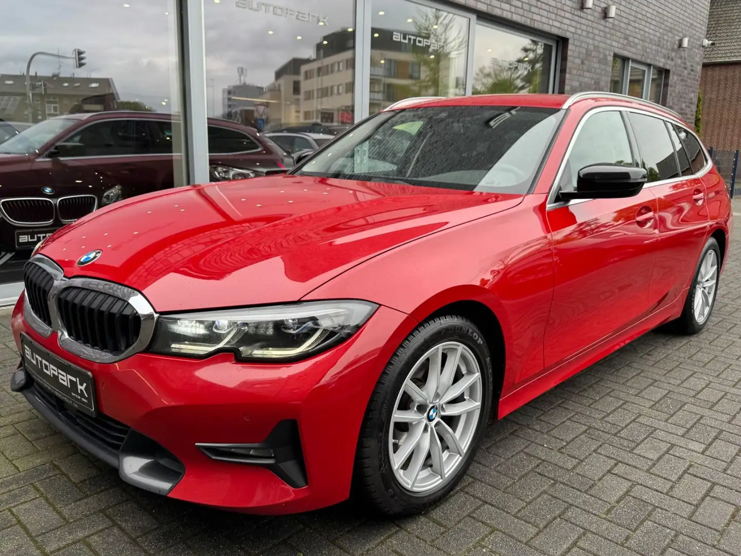 BMW 320 d xDrive Sport Line ACC LASER Totwinkel AHK Roşu - 1