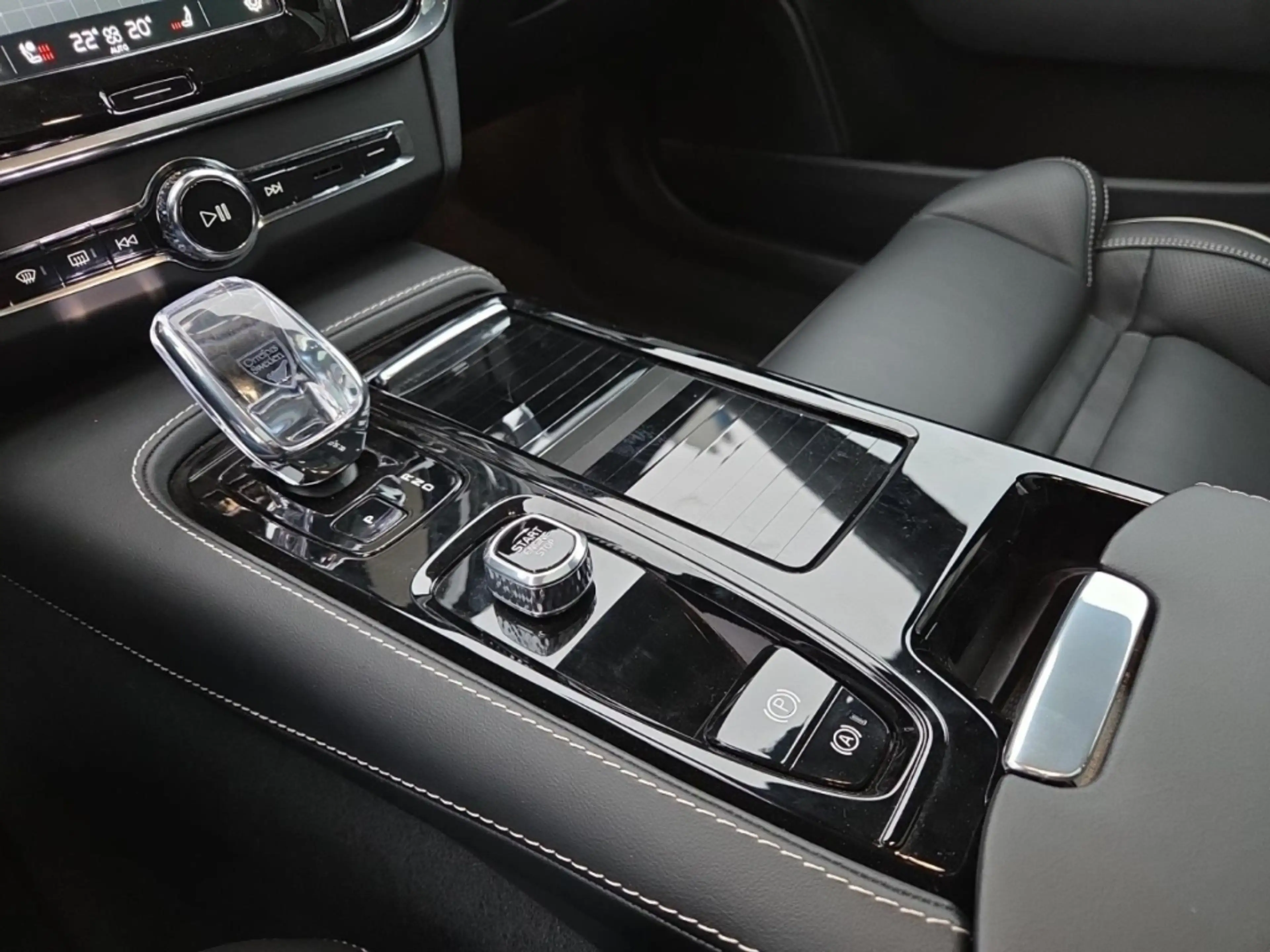 Volvo V90 T6 Plug-In Hybrid AWD Plus Dark mit Luftfw.,Panora — photo 14