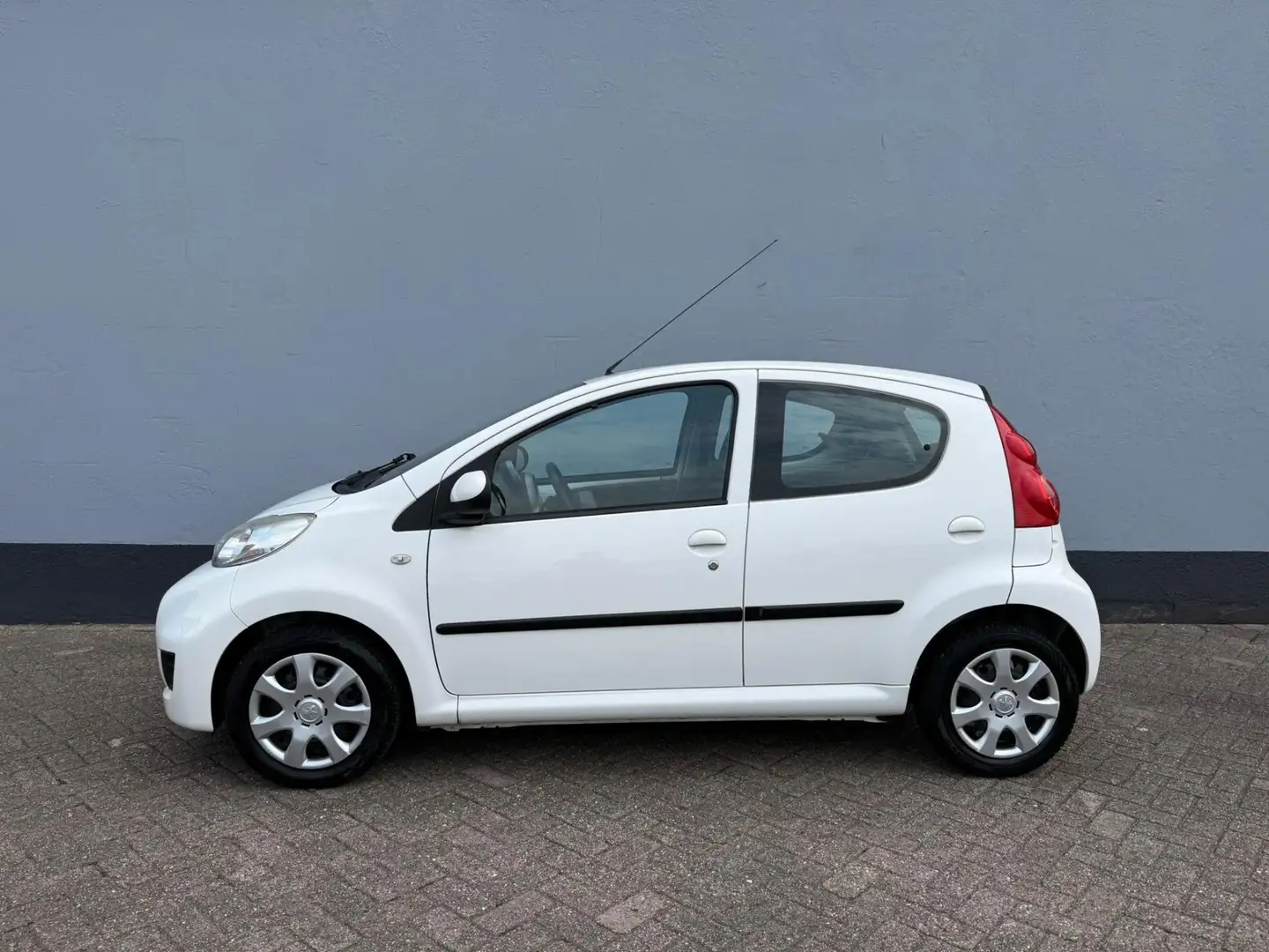 Peugeot 107 1.0-12V XS 5-Deurs - Airco Wit - 2