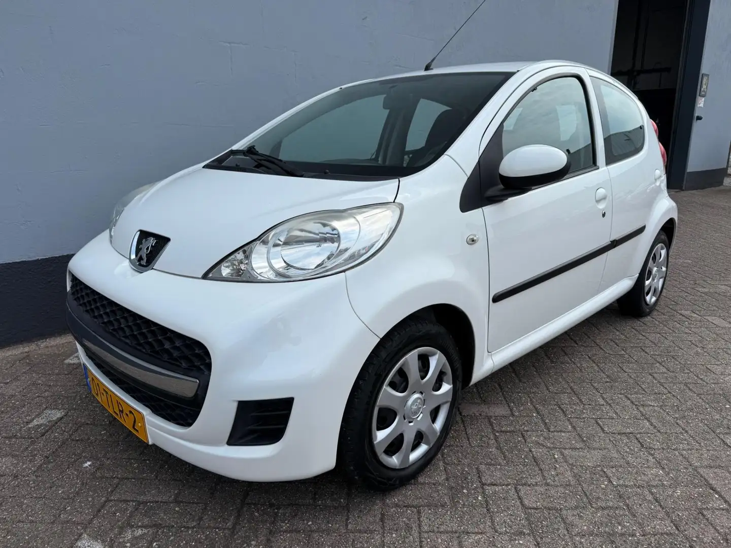 Peugeot 107 1.0-12V XS 5-Deurs - Airco Wit - 1