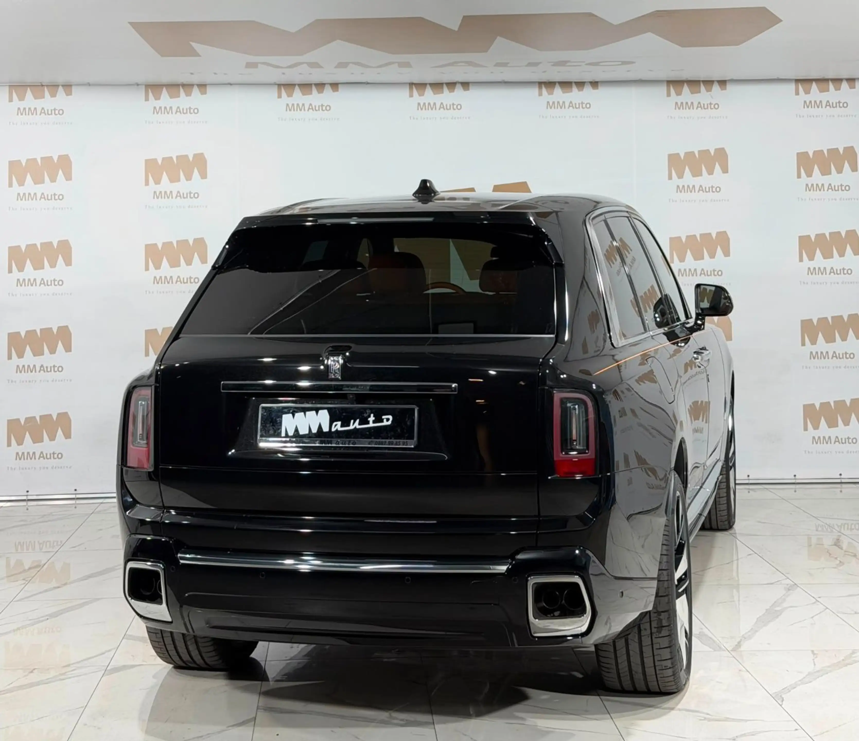 Rolls-Royce Cullinan Series II Silver Bespoke Mandarin Shoot — photo 4