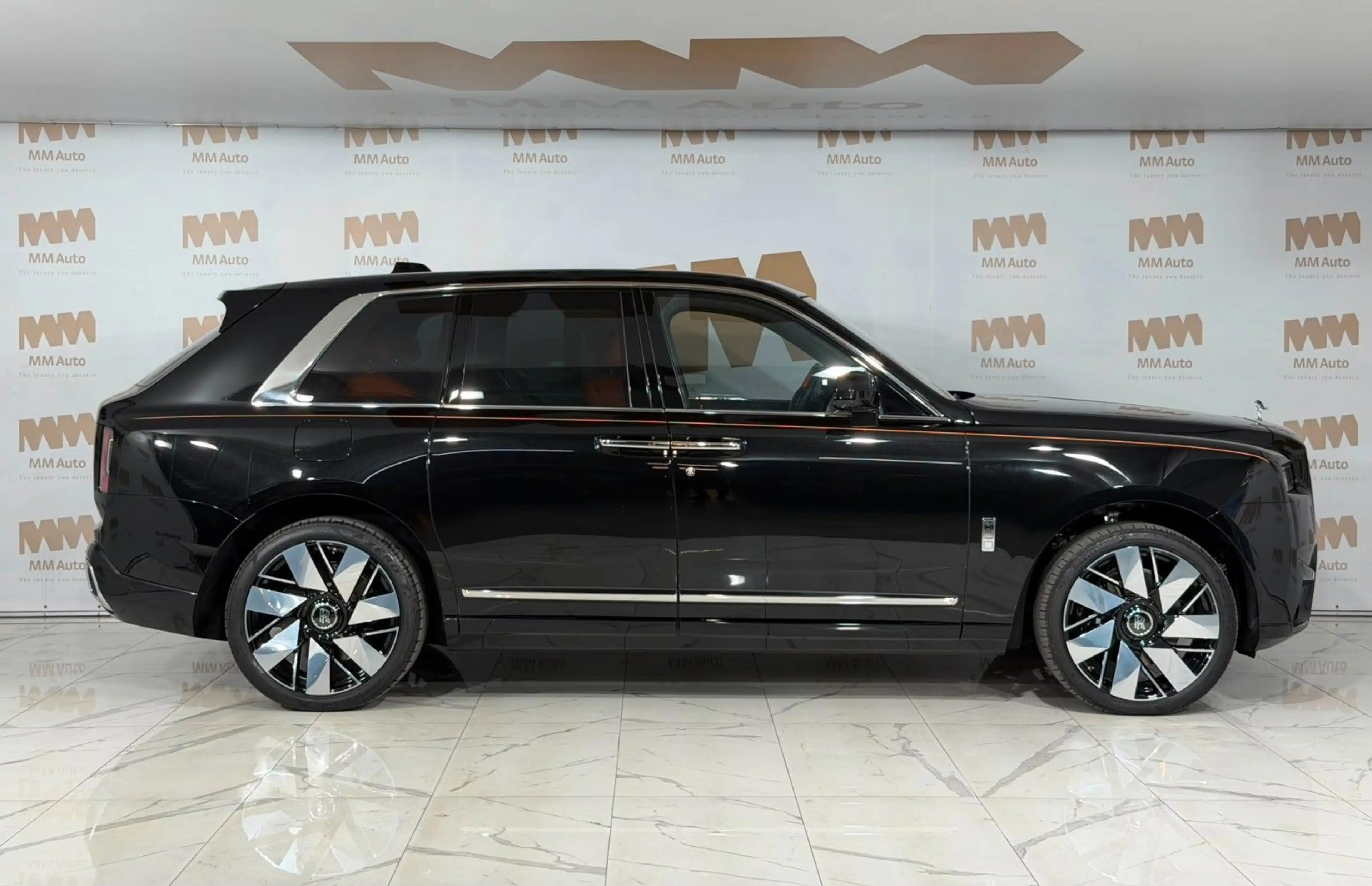 Rolls-Royce Cullinan Series II Silver Bespoke Mandarin Shoot — photo 5