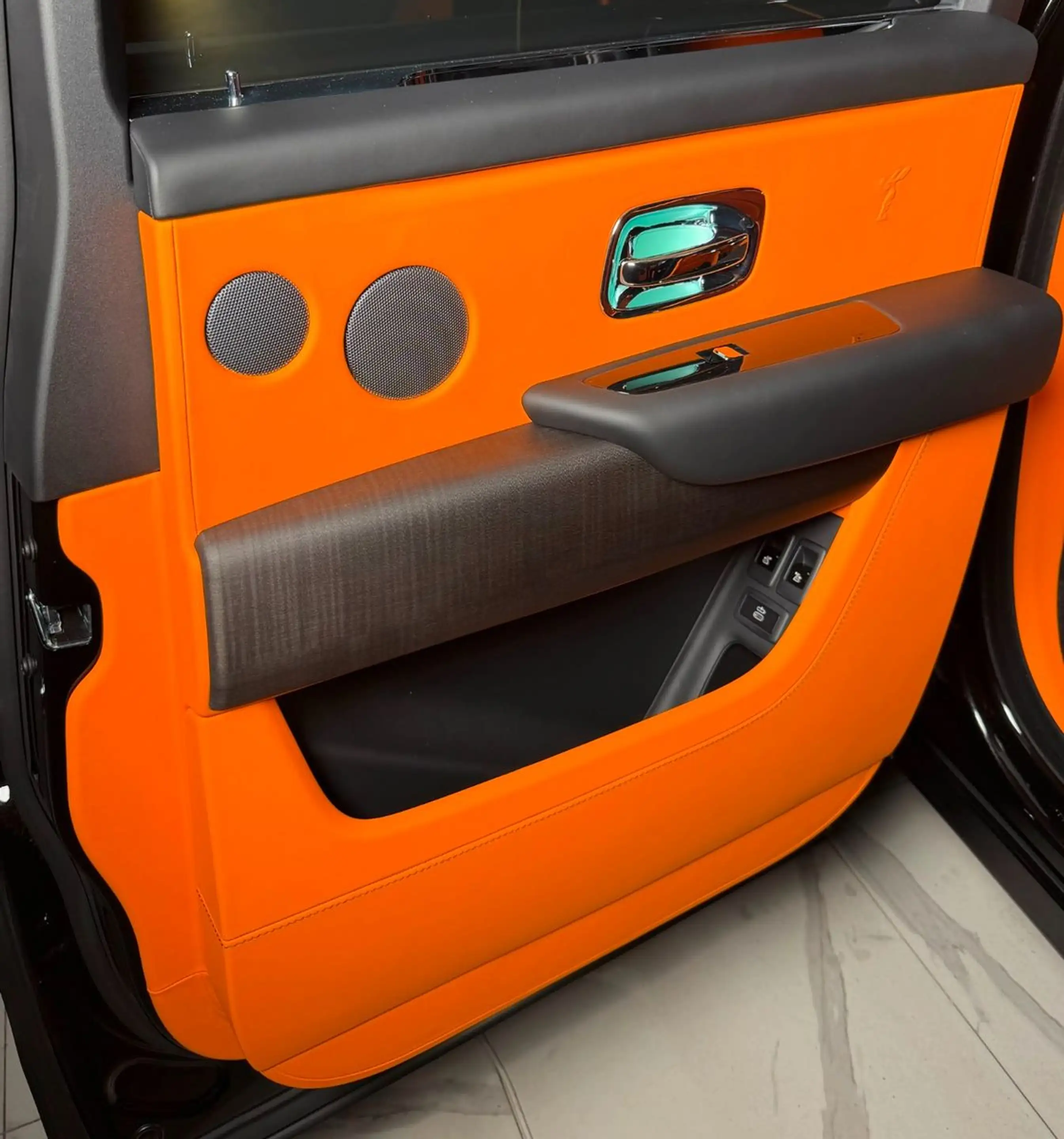 Rolls-Royce Cullinan Series II Silver Bespoke Mandarin Shoot — photo 13