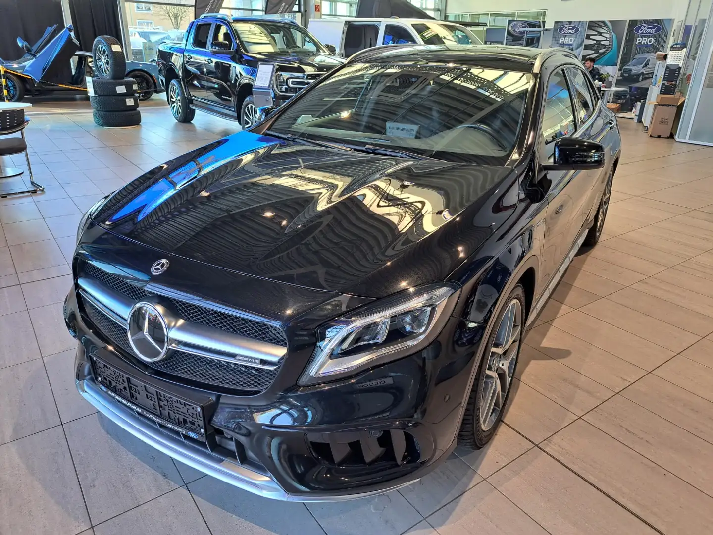Mercedes-Benz GLA 45 AMG 4Matic LED ACC Navi Pano SHZ Kam. Schwarz - 2