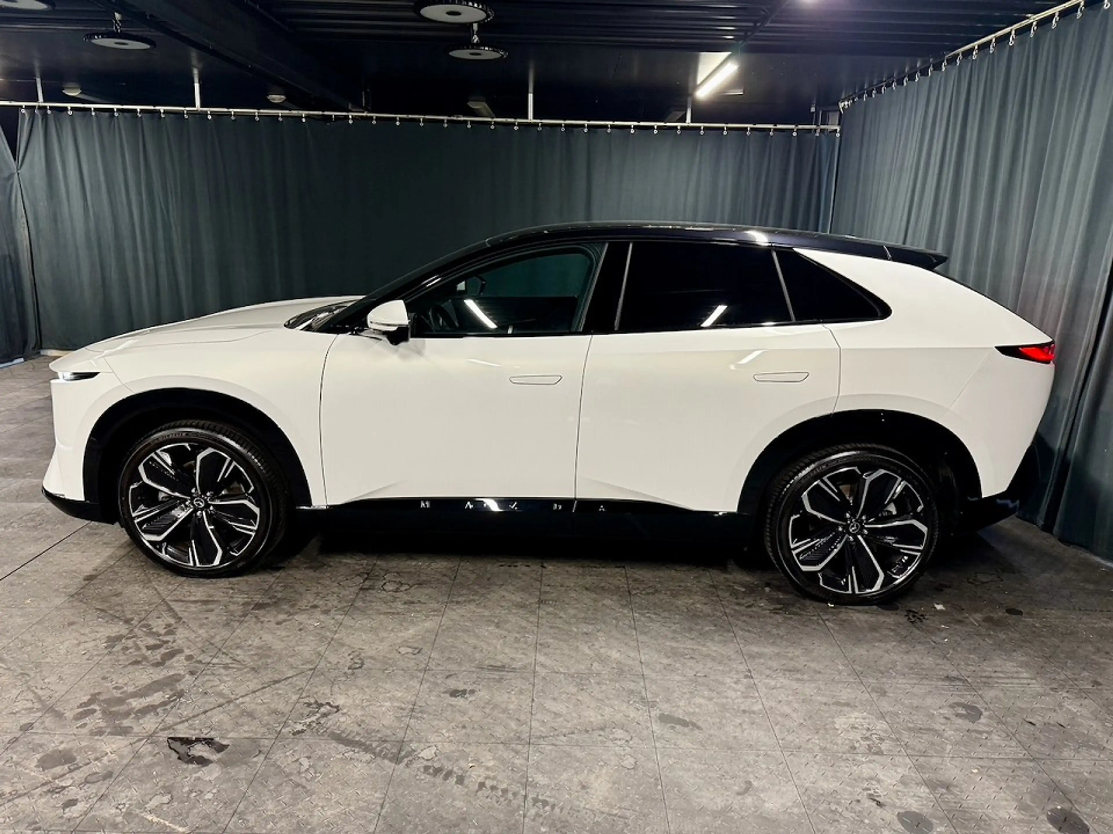 Mazda CX-6e TAKUMI-SCHWARZ*21"*Verfügbar 09.26 — photo 5