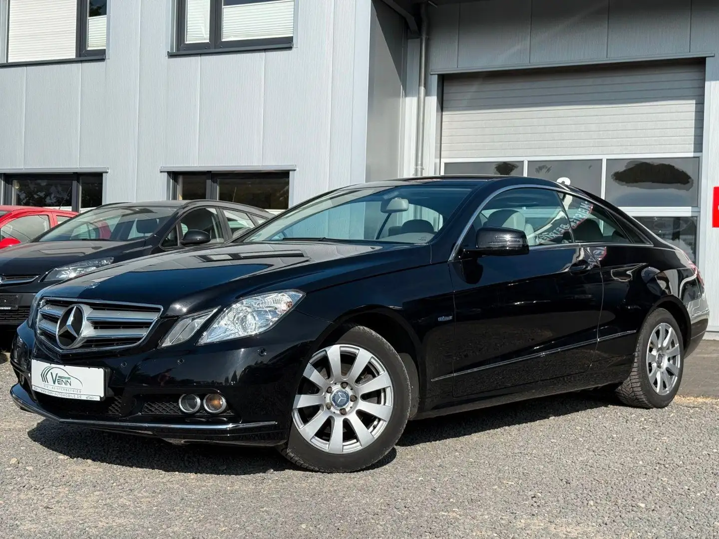 Mercedes-Benz E 200 E -Klasse Coupe CGI*Navi*SHZ*PDC*Xenon Černá - 2