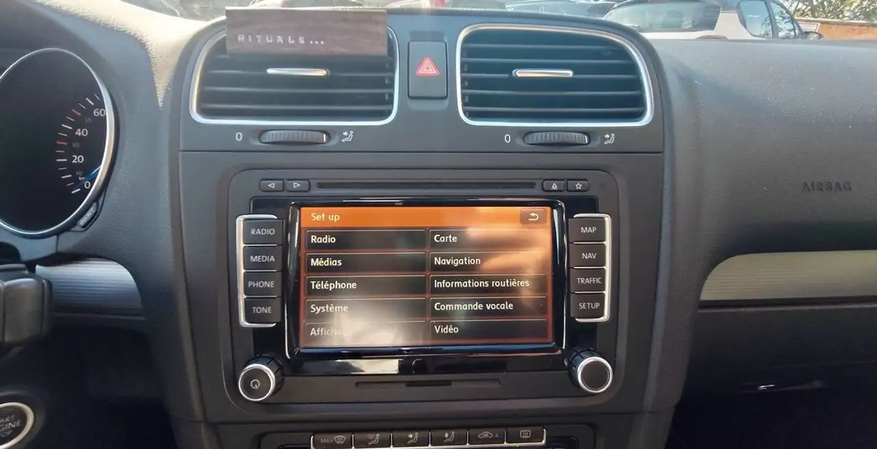 Volkswagen Golf R — photo 17