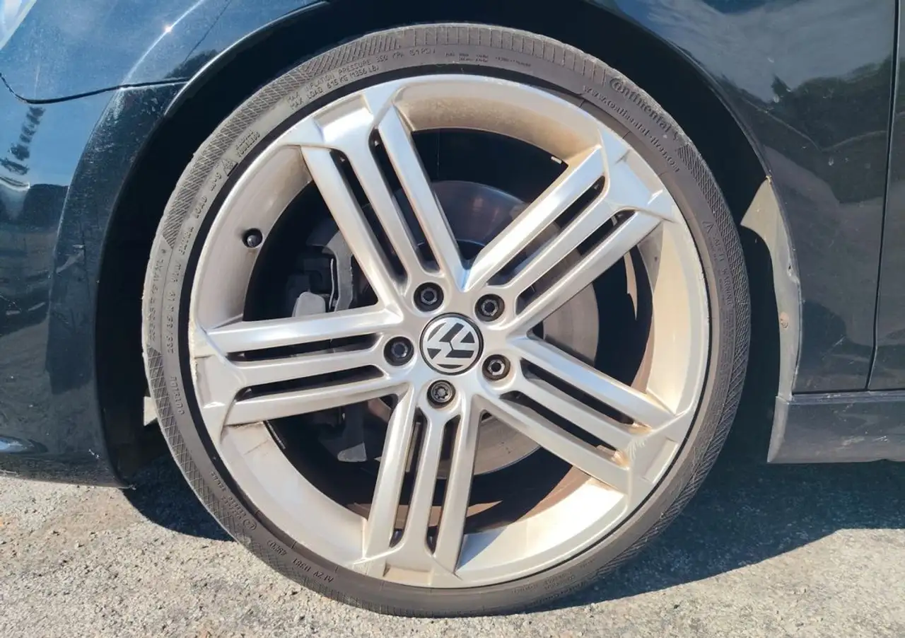 Volkswagen Golf R — photo 30