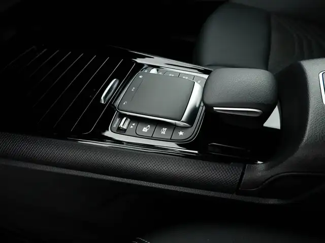 Mercedes-Benz GLB view 18
