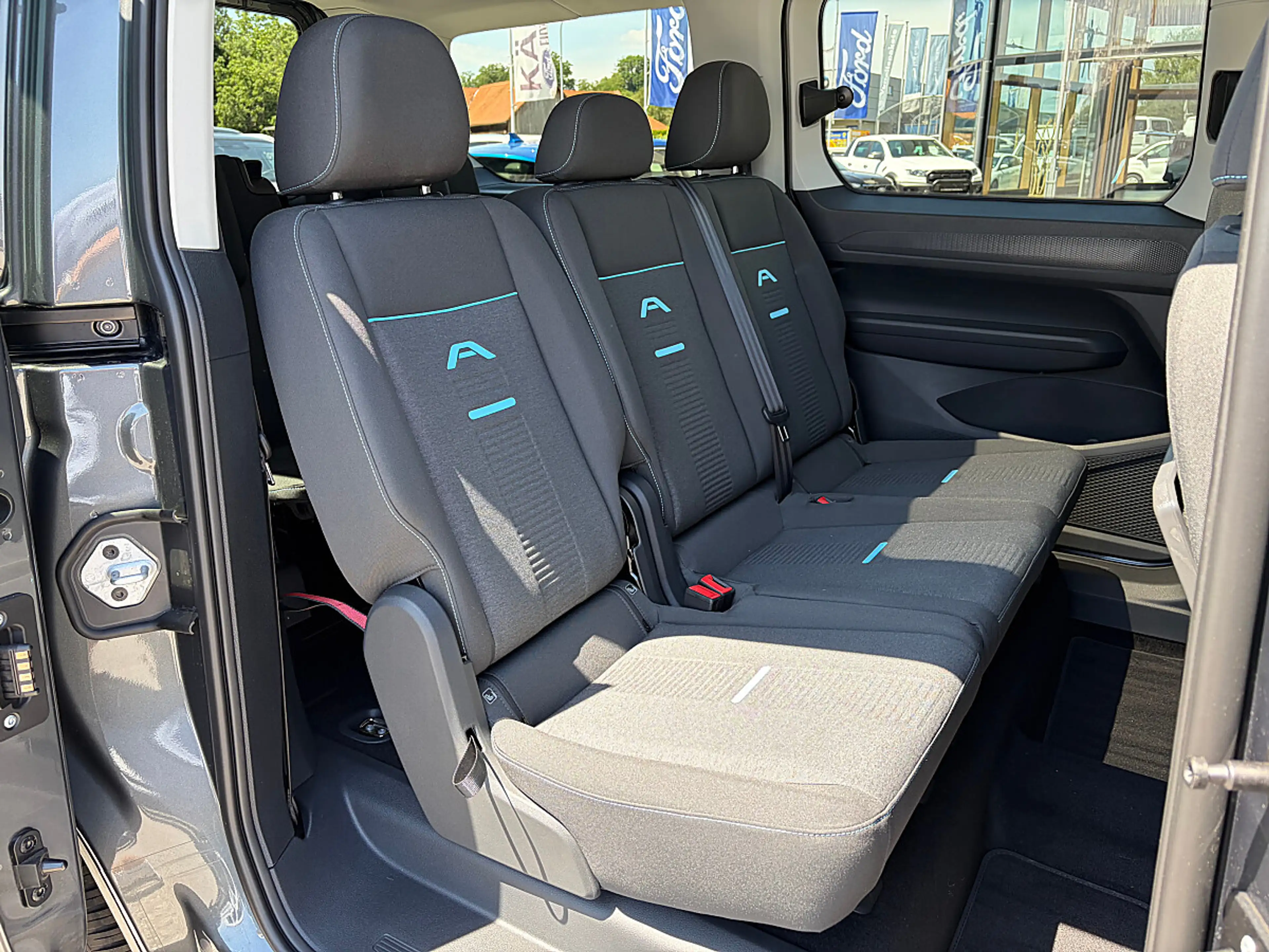 Ford Grand Tourneo Connect 1,5 EcoBoost PHEV L2 Active 110KW / 150PS — photo 12