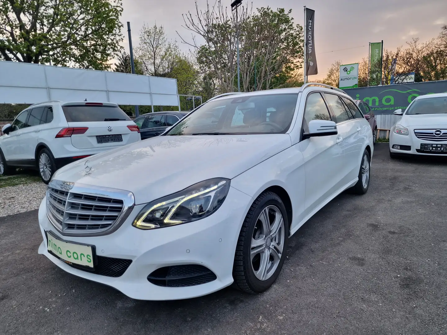 Mercedes-Benz E 220 T BlueTEC / Automatik / ÖAMTC Pickerl Weiß - 1