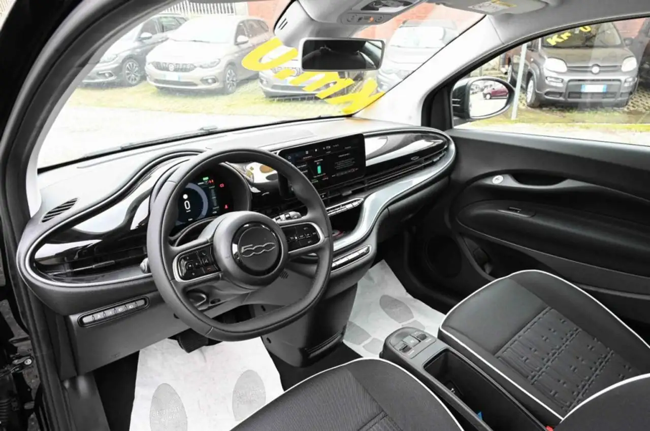 Fiat 500e Hatchback 320km 12