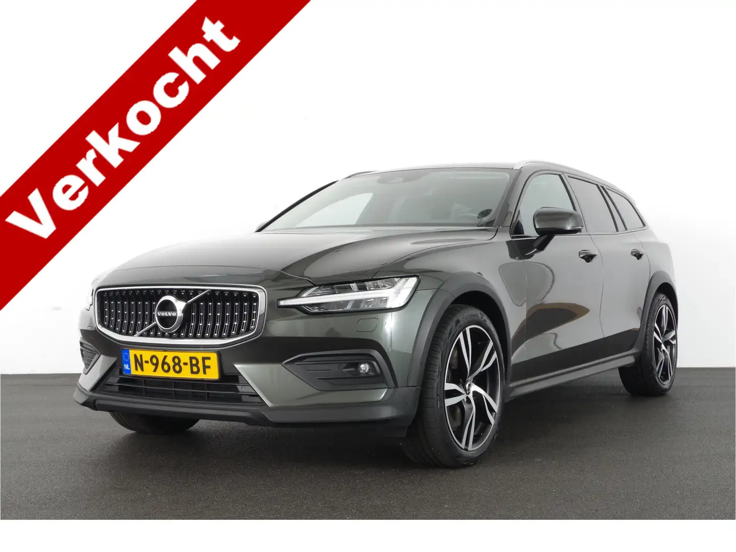 Volvo V60 Cross Country 2.0 B5 AWD Pro 250pk  Kleur: PINE GREY/Blis/Trekh Šedá - 1