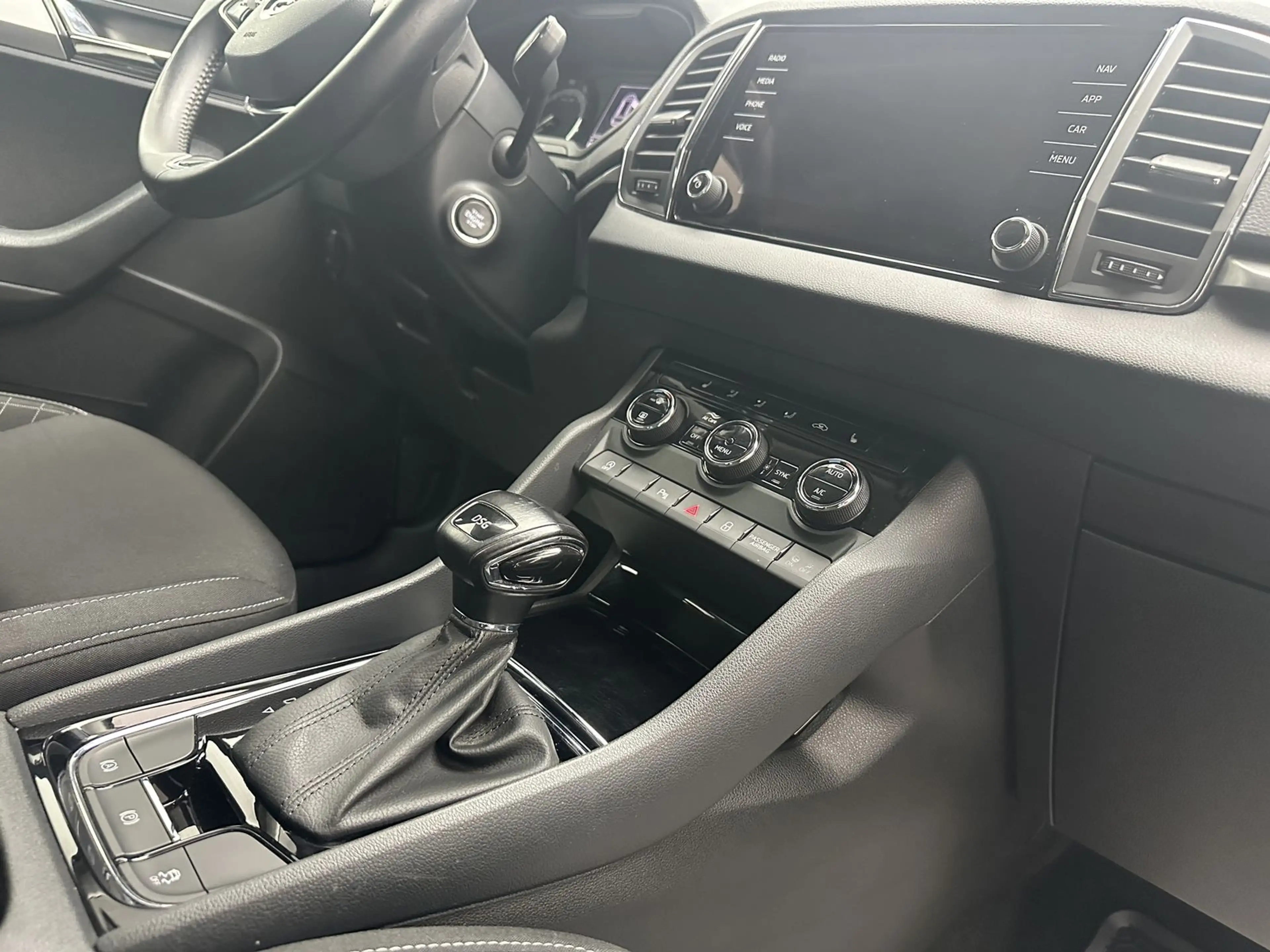 Skoda Karoq Ambition "1 HAND-NAVI-SITZH-PDC-ALU" — photo 10