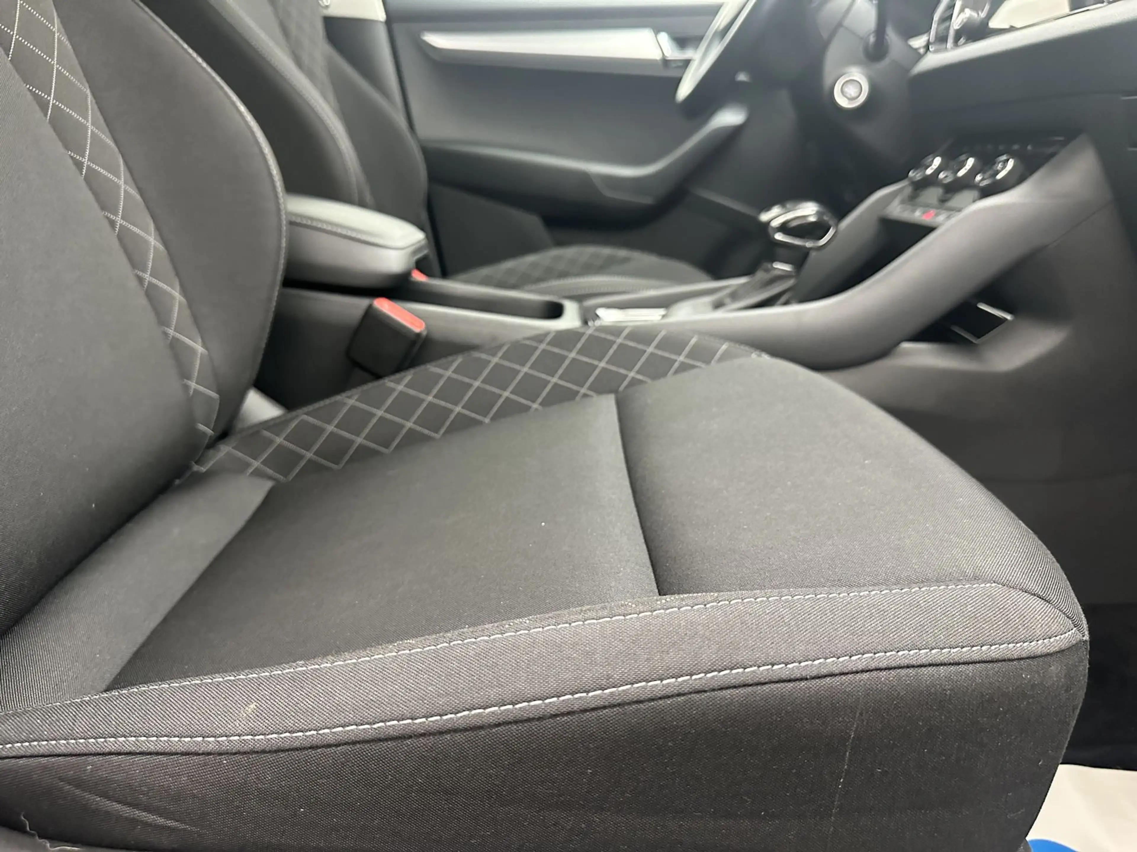 Skoda Karoq Ambition "1 HAND-NAVI-SITZH-PDC-ALU" — photo 9