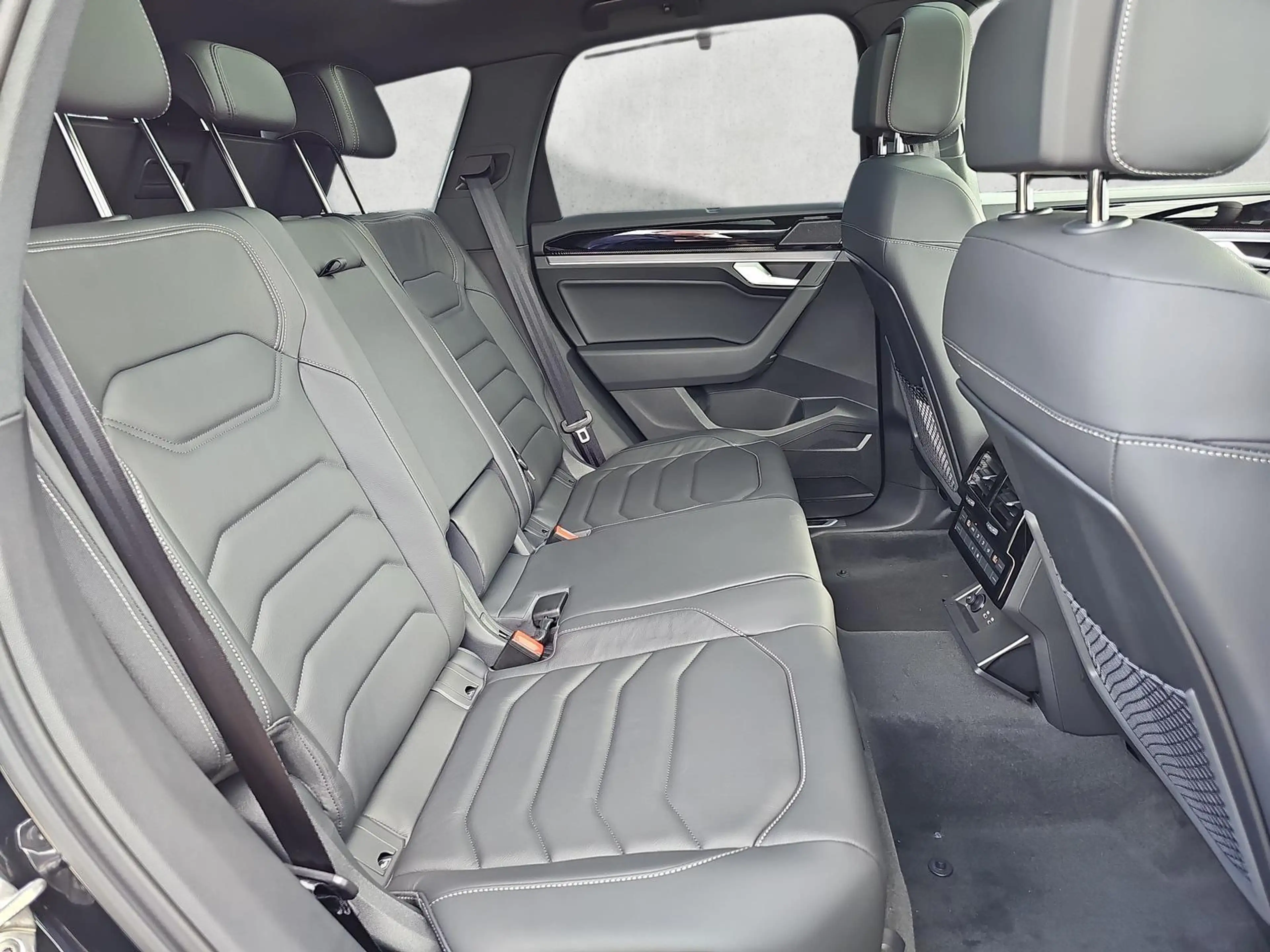 Volkswagen Touareg 3.0 TDI 210 kW 4Motion R-Line V6 / Pano 360Grad... — photo 13