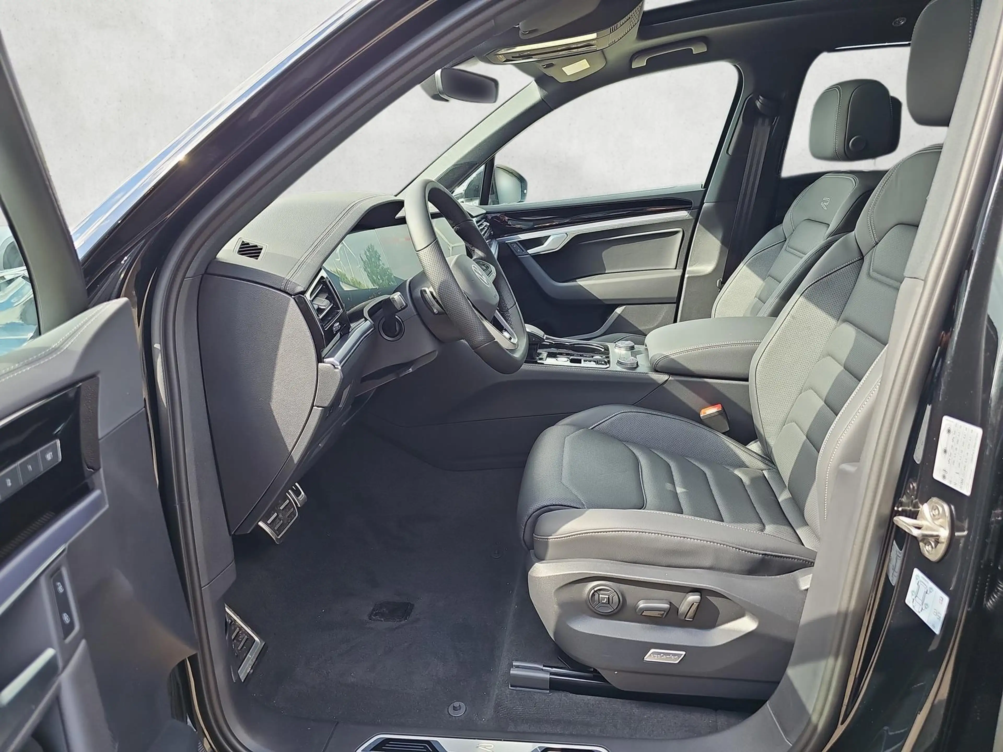 Volkswagen Touareg 3.0 TDI 210 kW 4Motion R-Line V6 / Pano 360Grad... — photo 9