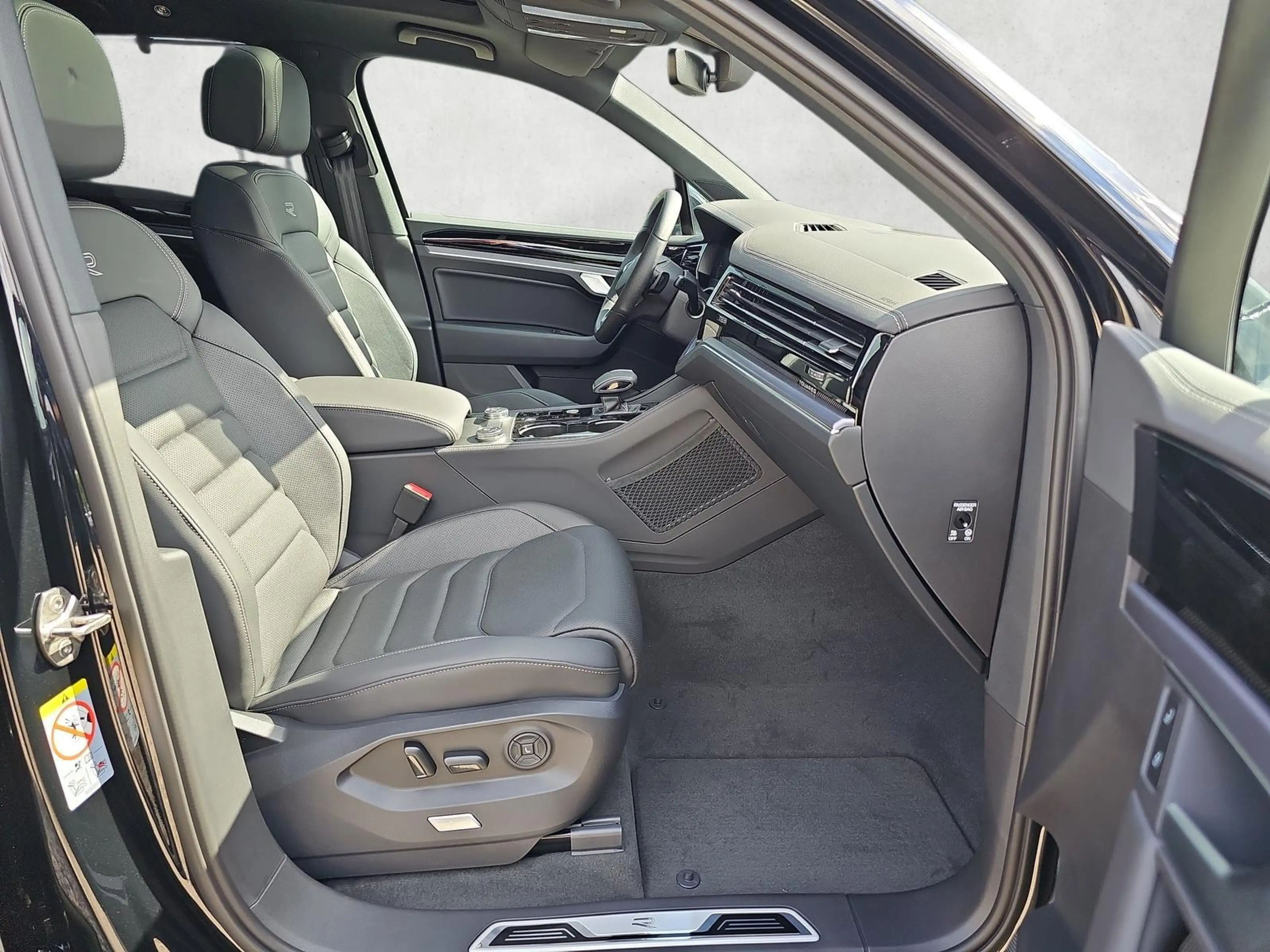 Volkswagen Touareg 3.0 TDI 210 kW 4Motion R-Line V6 / Pano 360Grad... — photo 10