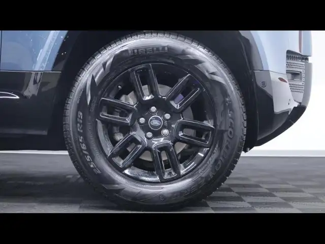 Land Rover Defender 90 view 9