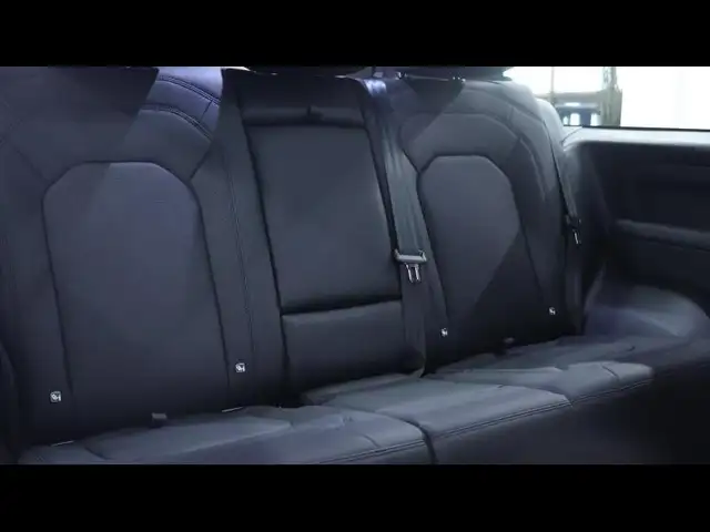 Land Rover Defender 90 view 12
