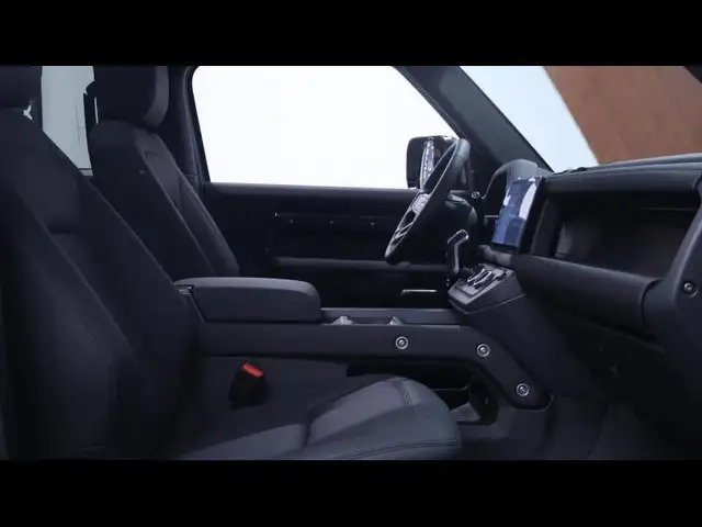 Land Rover Defender 90 view 10