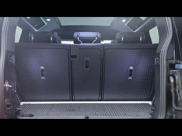 Land Rover Defender 90 view 6