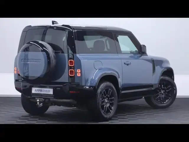 Land Rover Defender 90 view 4