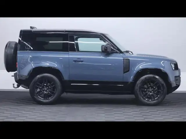 Land Rover Defender 90 view 3
