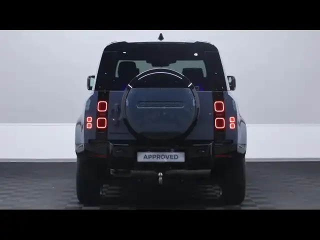 Land Rover Defender 90 view 5