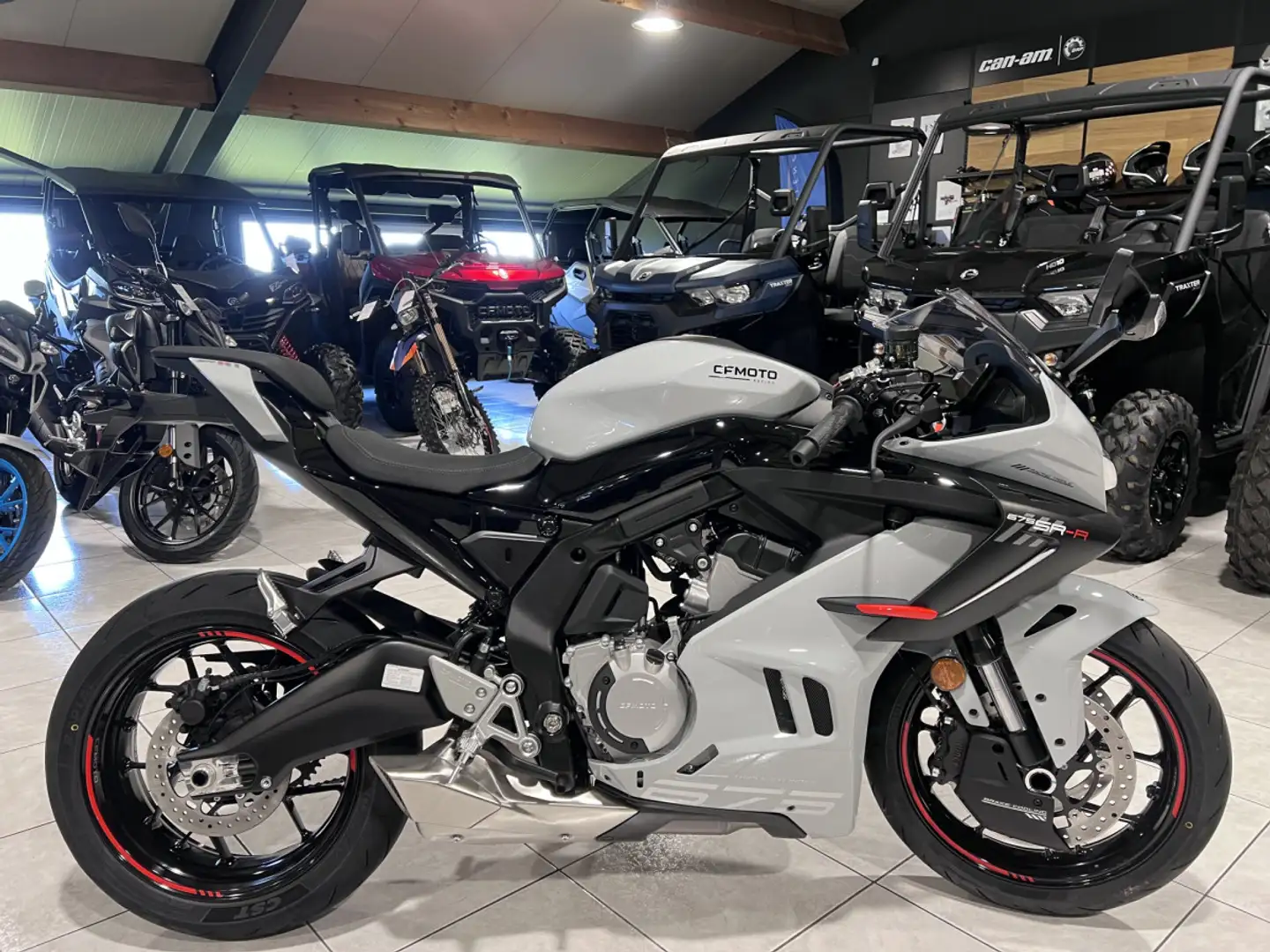 CFMOTO 675 SR-R Gris - 1