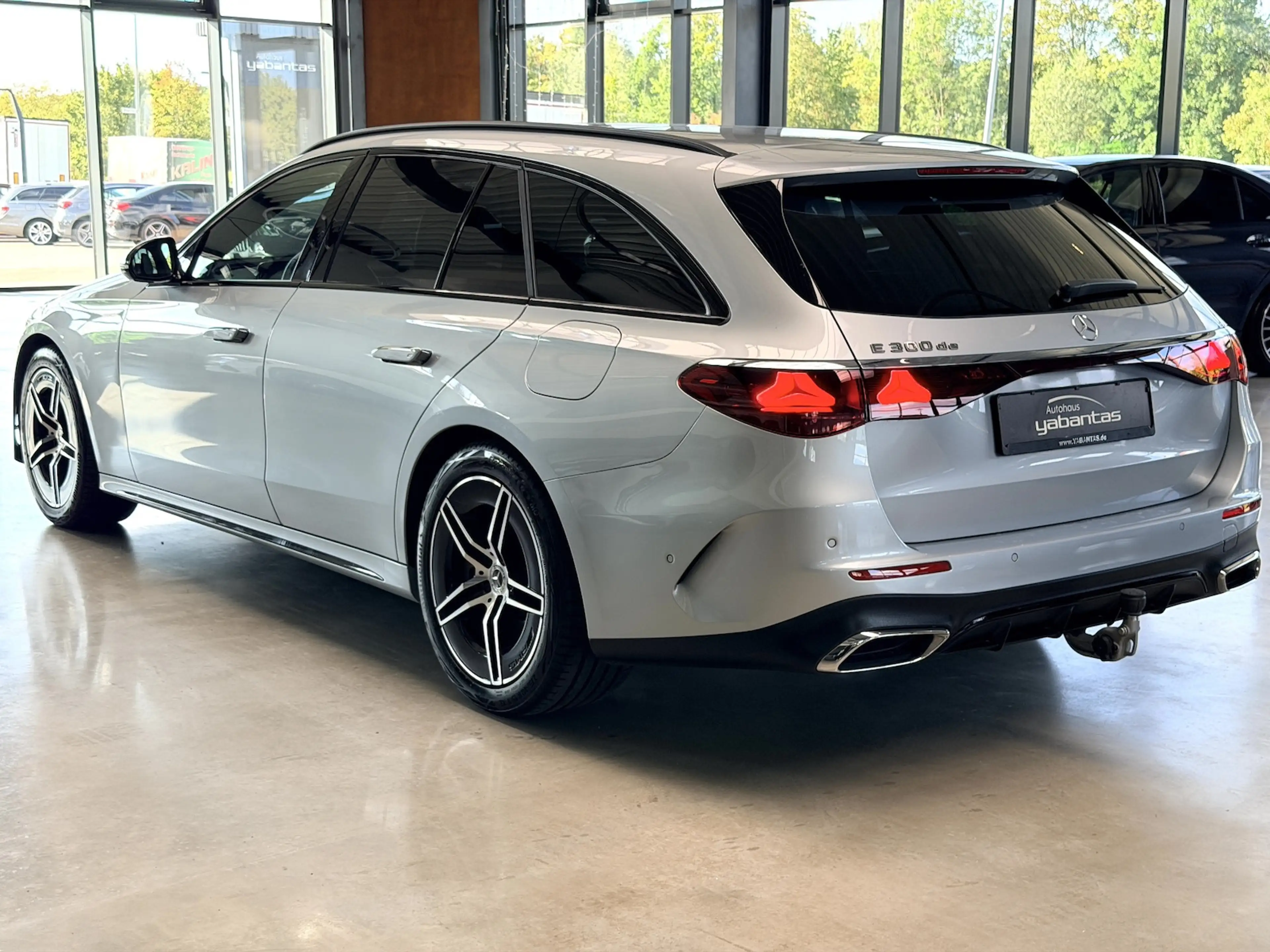Mercedes-Benz E 300 de AMG Night DISTRONIC+ Kamera MBUX KEYLESS-GO AHK — photo 4