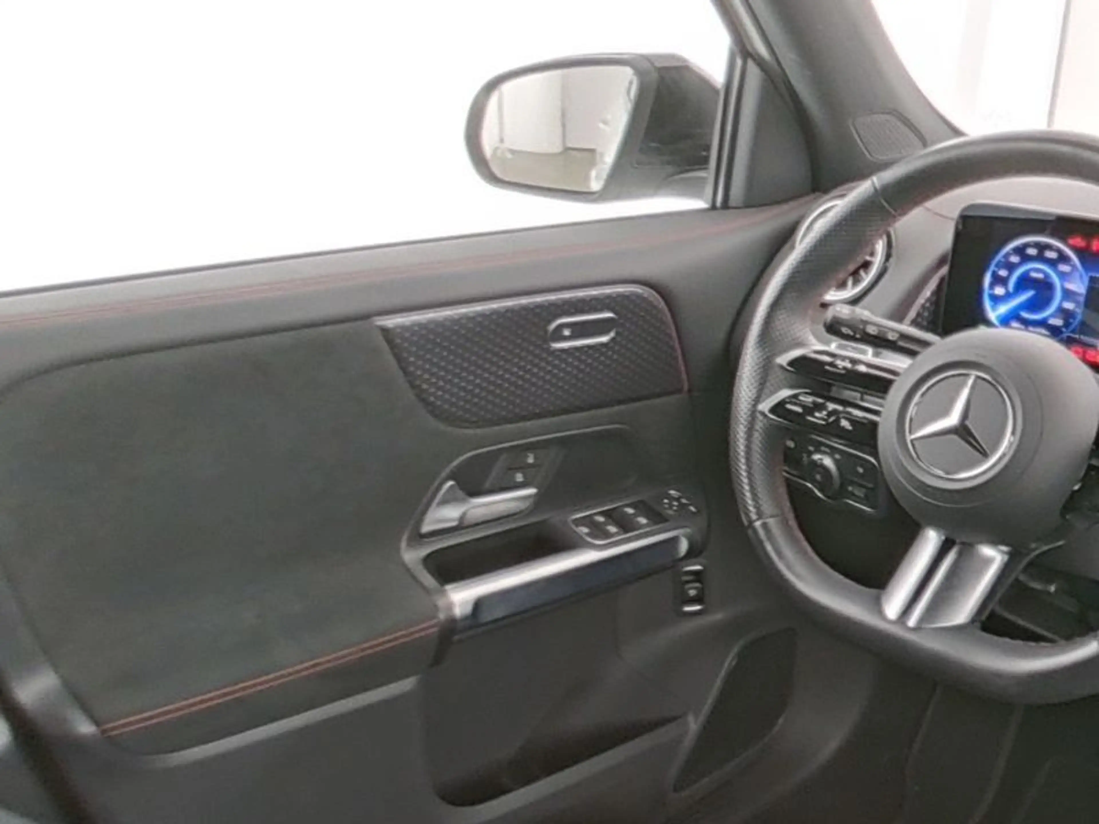 Mercedes-Benz EQB 300 4M AMG-ADVANCED+ NIGHT FAP SOUND KEYLGO — photo 6