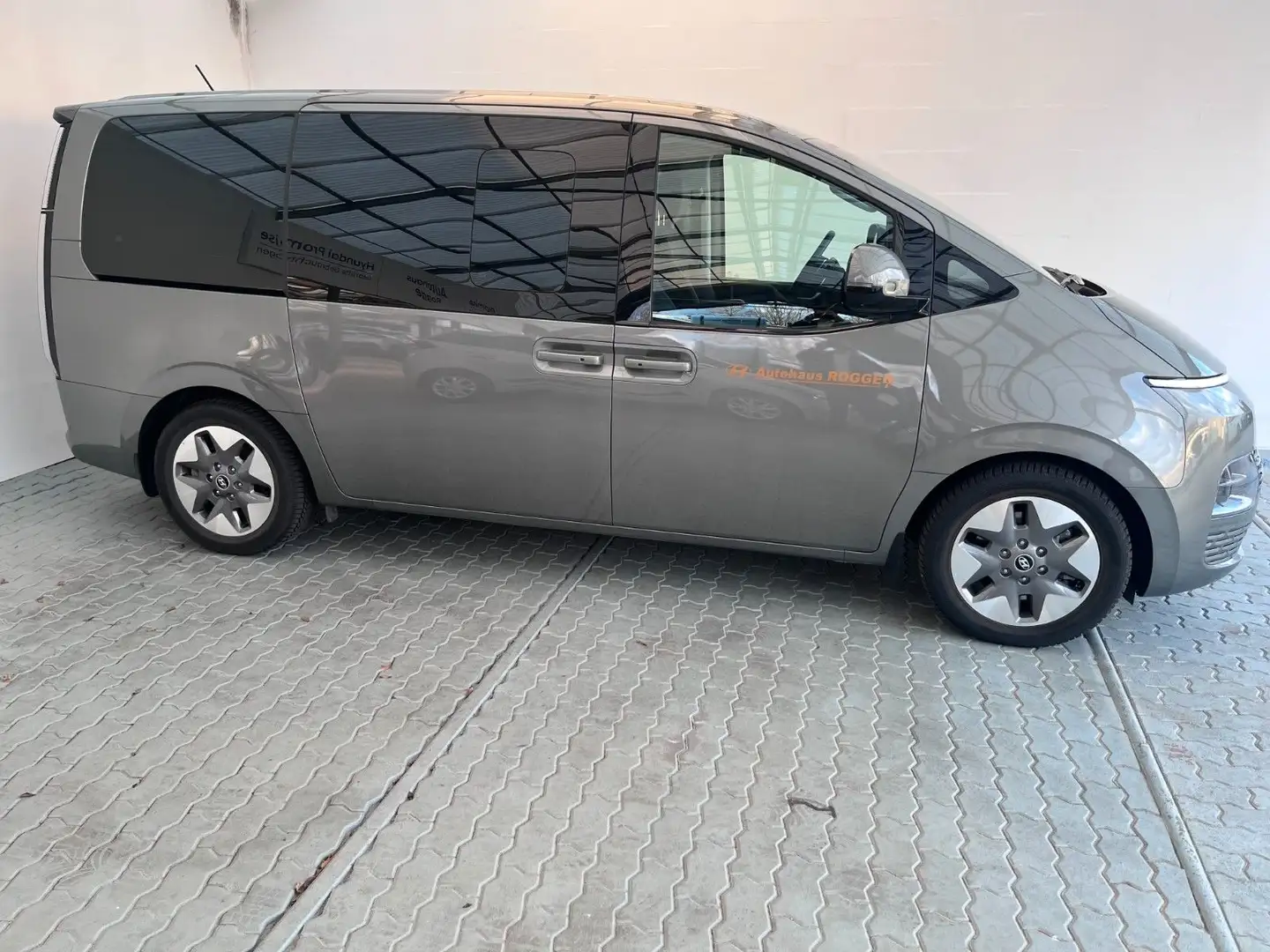 Hyundai STARIA Prime 4WD /  Panorama Grau - 2