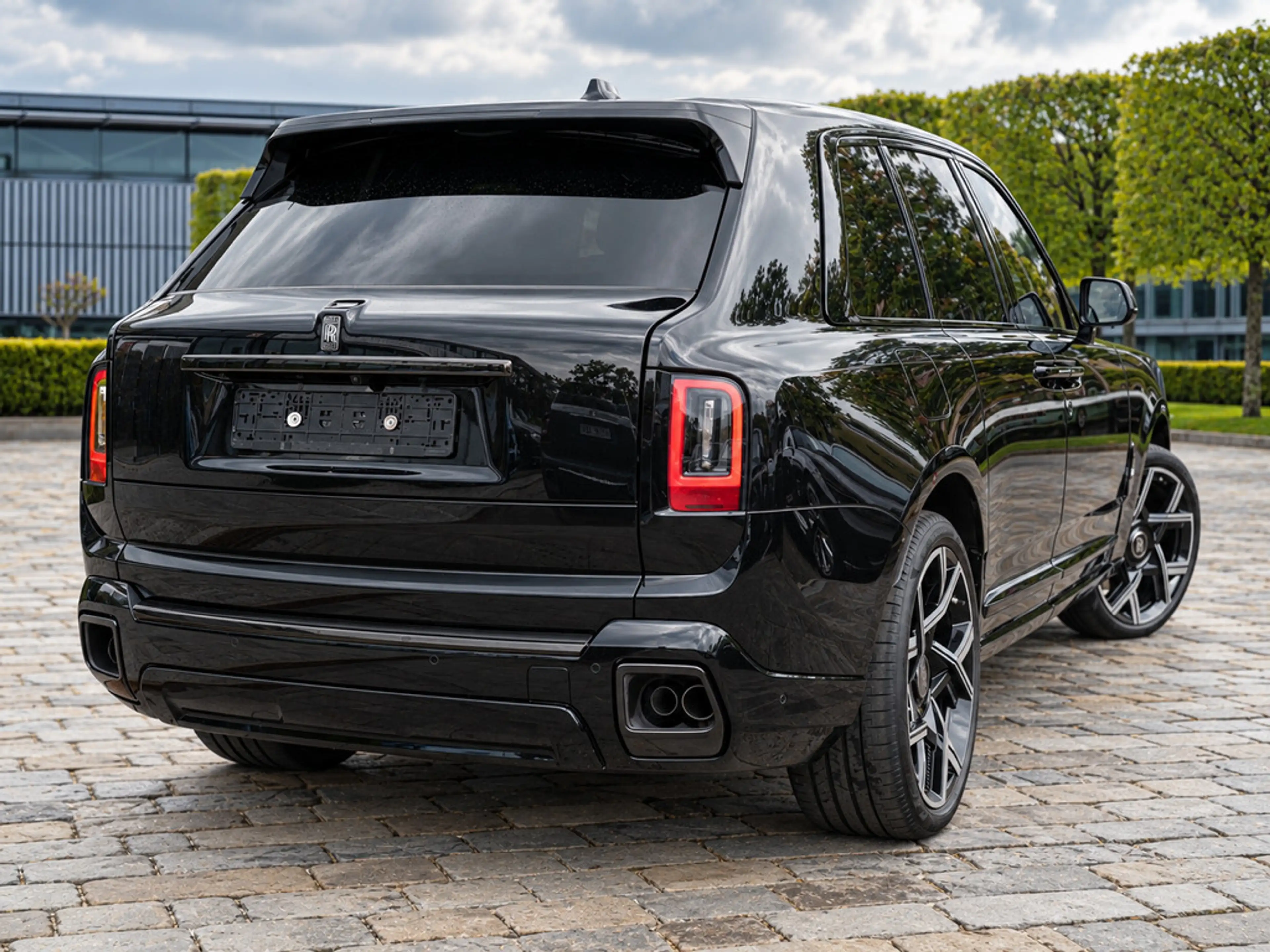 Rolls-Royce Cullinan Black Badge SERIES II + SHOOTING STA — photo 3