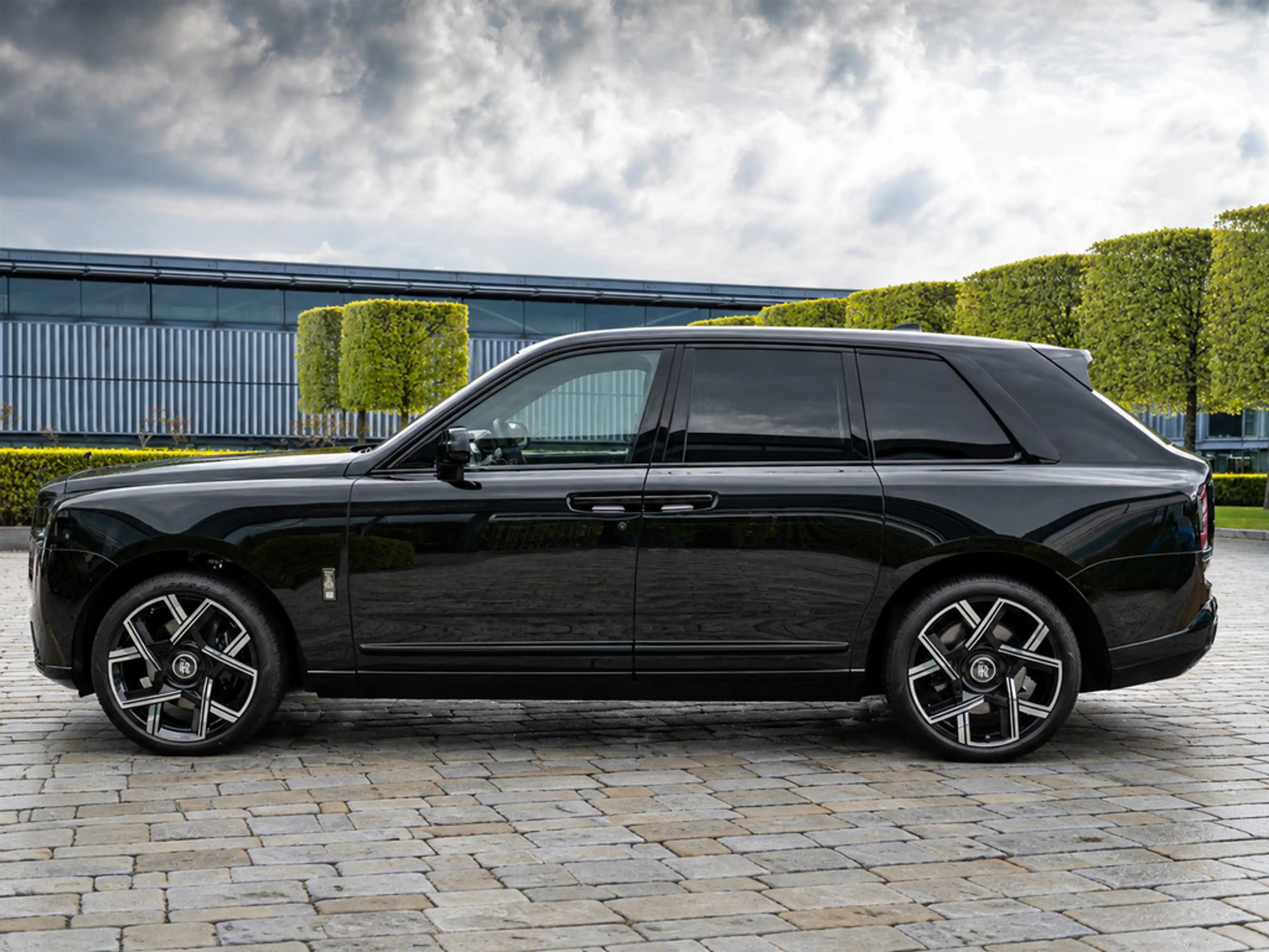 Rolls-Royce Cullinan Black Badge SERIES II + SHOOTING STA — photo 4